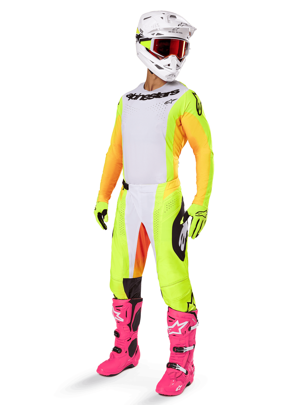 Motocross-Fahrer in kompletter Rennausrüstung, Alpinestars 2025 Techstar Melt Trikot, weiße Vorderseite mit gelben Seiteneinsätzen und orangefarbenen Ärmeln, passend dazu gelbe und weiße Hose, weißer Helm mit roter Brille und leuchtend rosa Stiefel, professionelle Offroad-Rennausrüstung.