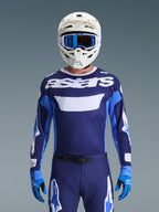 Alpinestars 2026 Racer Riway Gear Set, Motocross-Trikot und -Hose, Navy- und Königsblau mit weißen Akzenten, mit „astars“-Branding, getragen mit weißem Helm, blauer Brille und blauen Handschuhen, sportliche Passform für Offroad-Performance