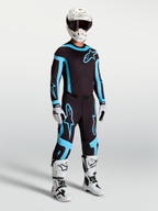 Alpinestars Supertech Vesta jersey en uitrustingsset, zwart en turquoise motorcross-outfit met een atletische racepasvorm.