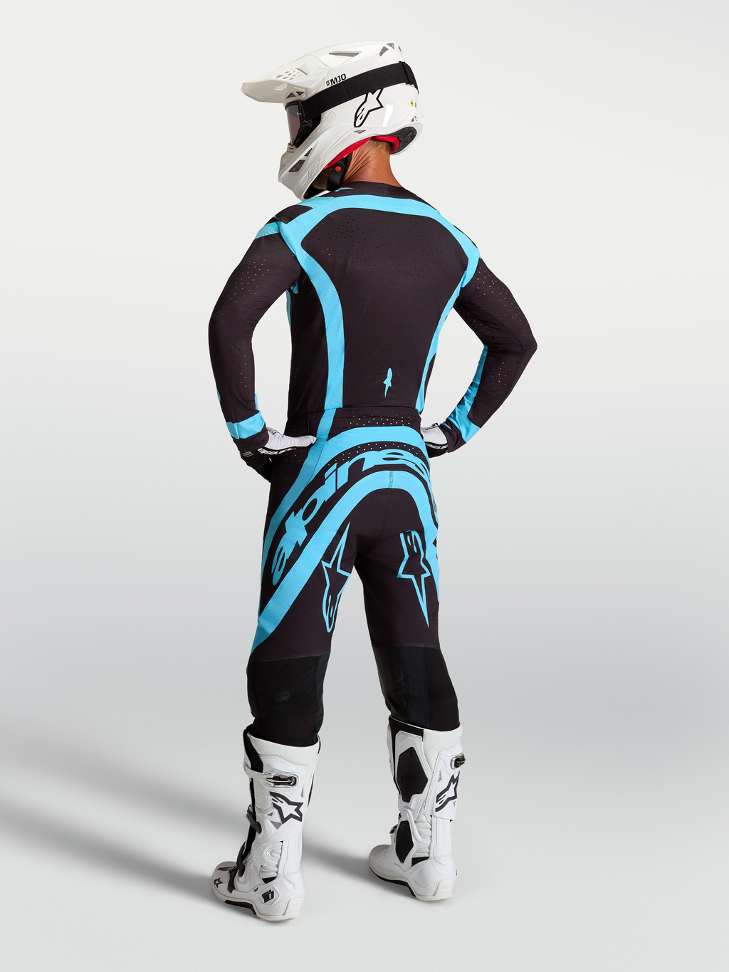 Alpinestars Supertech Vesta jersey en uitrustingsset, zwart en turquoise motocrossoutfit, atletische pasvorm, rugaanzicht.