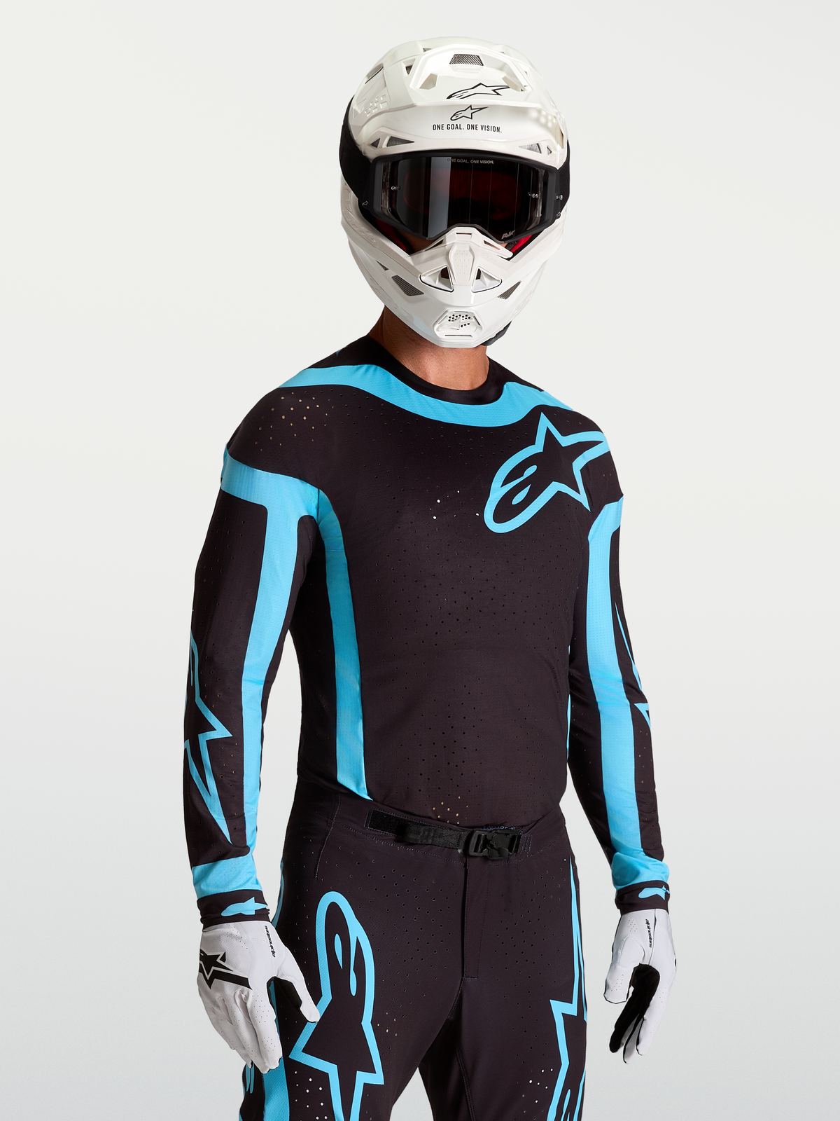 Alpinestars Supertech Vesta Trikot, Motocross-Trikot für Herren, Schwarz und Türkis, lasergefertigte Belüftungsöffnungen und athletische Rennpassform, am Modell getragen.