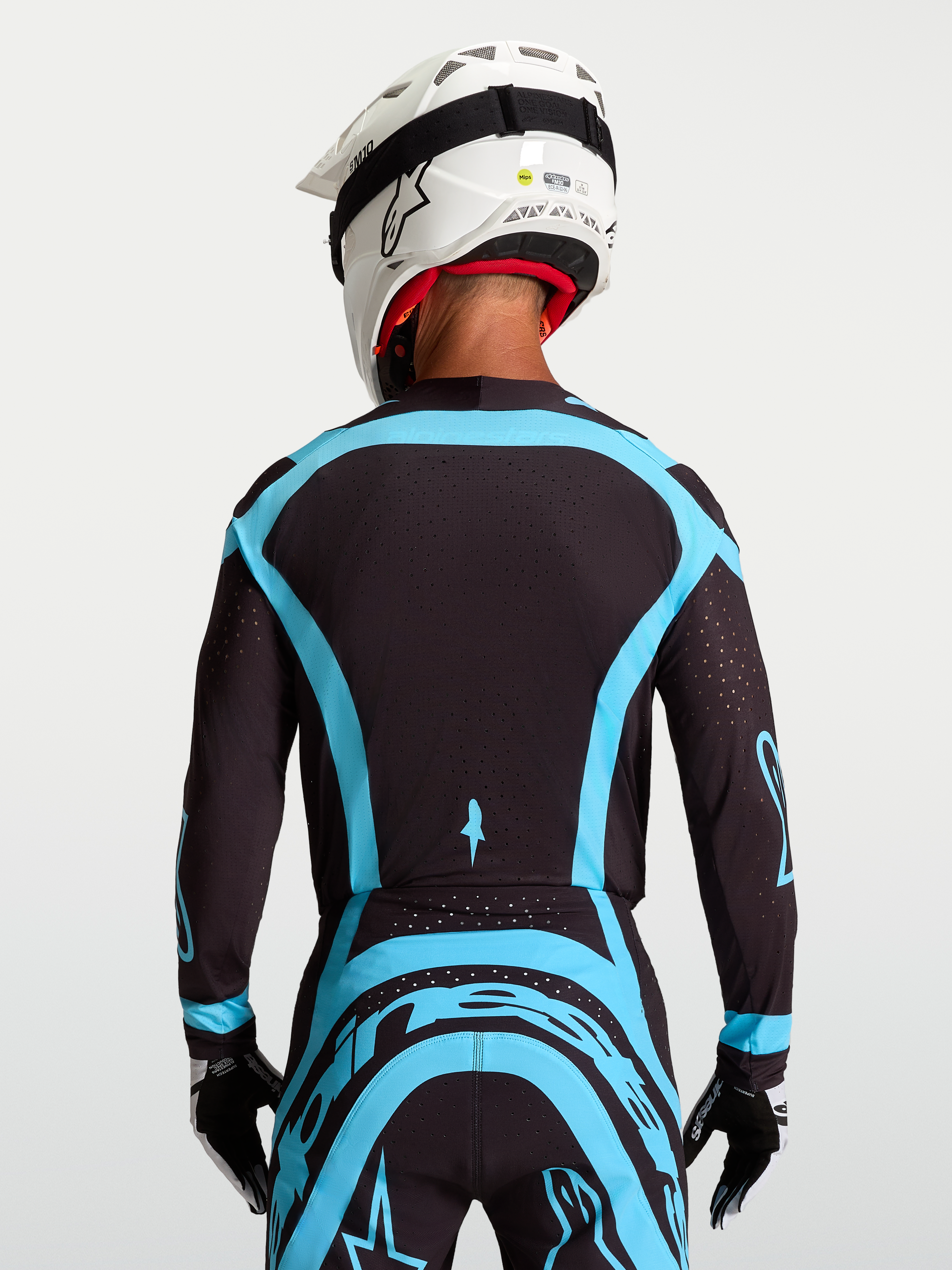 Alpinestars Supertech Vesta jersey, zwart en turquoise motorcrossjersey met ademend mesh, achterzijde op model.