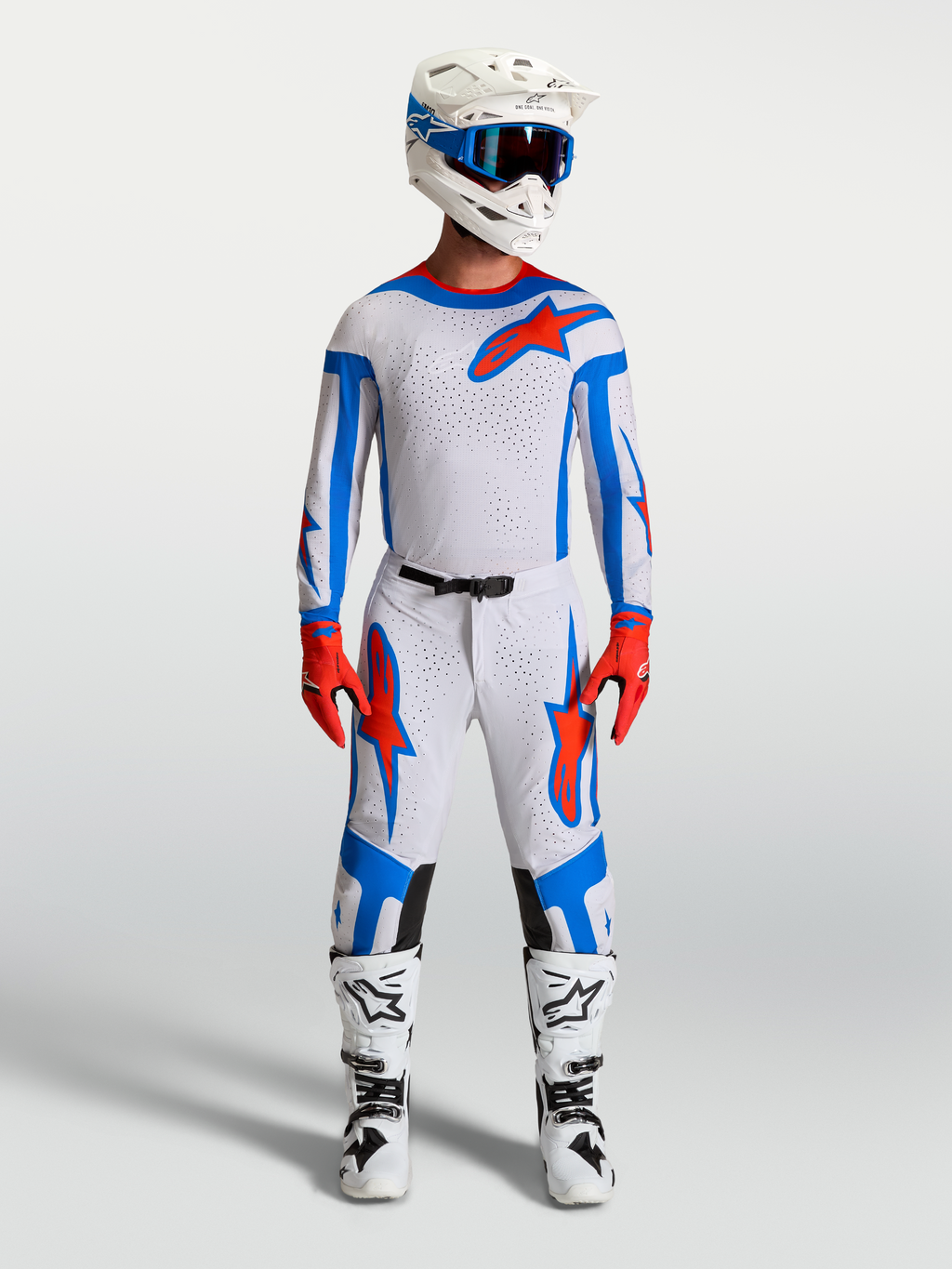 Alpinestars Supertech Vesta Jersey en Gear Set, heren motocross race-uitrusting, lichtlila en kardinaalrood, atletische pasvorm voor professioneel terreinrijden, inclusief bijpassende broek, handschoenen, helm en laarzen.