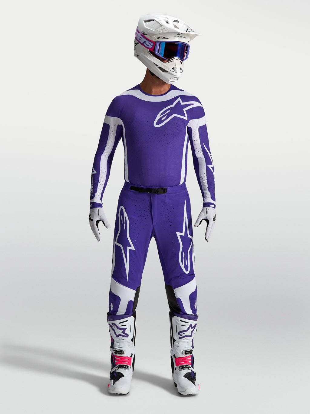 Alpinestars Supertech Vesta jersey en gear set, professionele motocross-uitrusting voor heren in diepblauw en wit met bijpassende helm en laarzen, atletische pasvorm voor off-road rijden.