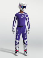 Alpinestars Supertech Vesta jersey en gear set, professionele motocross-uitrusting voor heren in diepblauw en wit met bijpassende helm en laarzen, atletische pasvorm voor off-road rijden.
