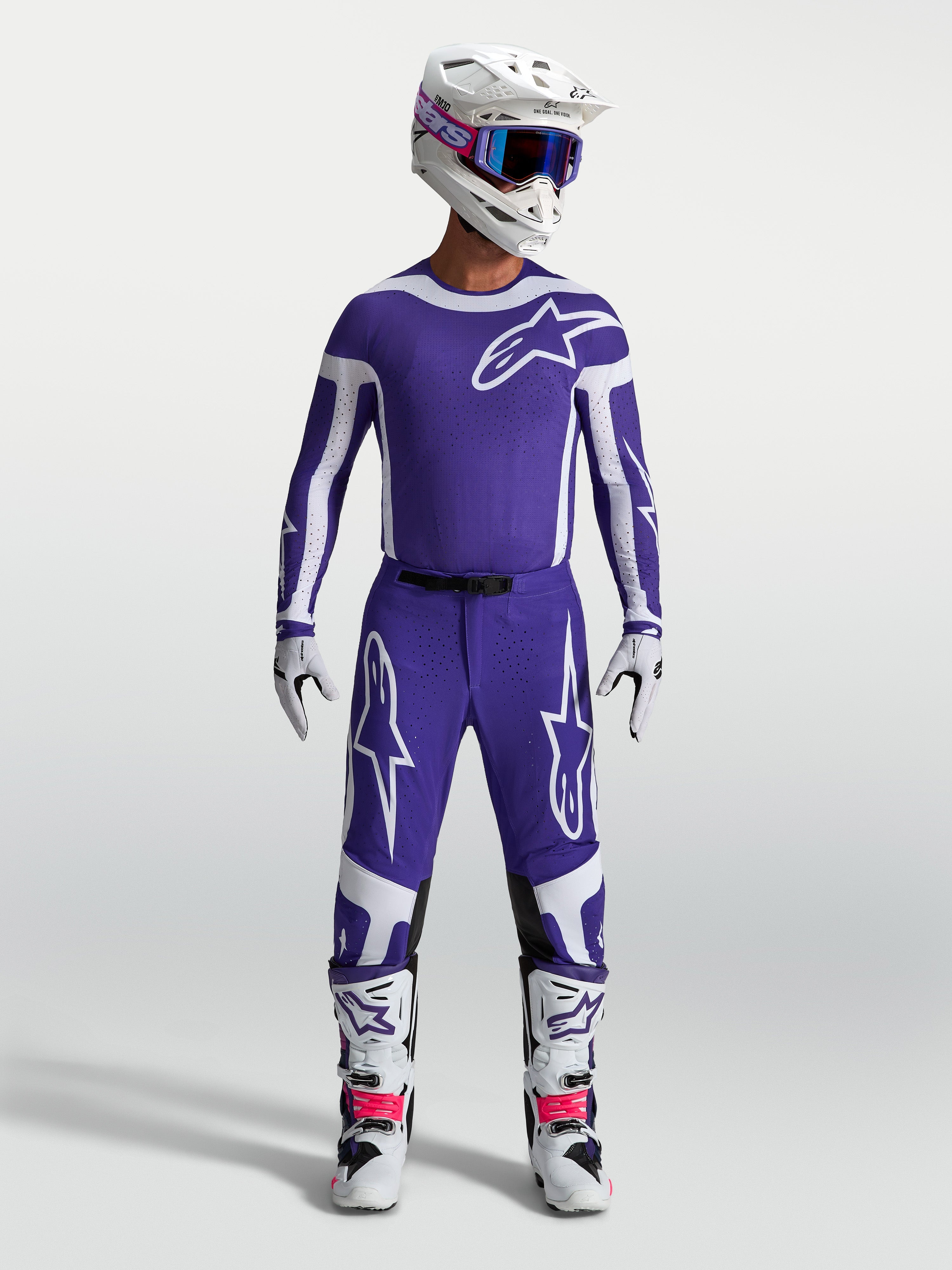 Alpinestars maillot Supertech Vesta et ensemble de motocross, bleu foncé et blanc, avec casque et bottes, homme.
