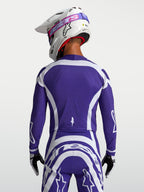 Alpinestars Supertech Vesta Jersey, motorcrossjersey voor heren, donkerblauw en wit, rugzijde met geventileerd mesh, gedragen door een model voor motorcross racing.