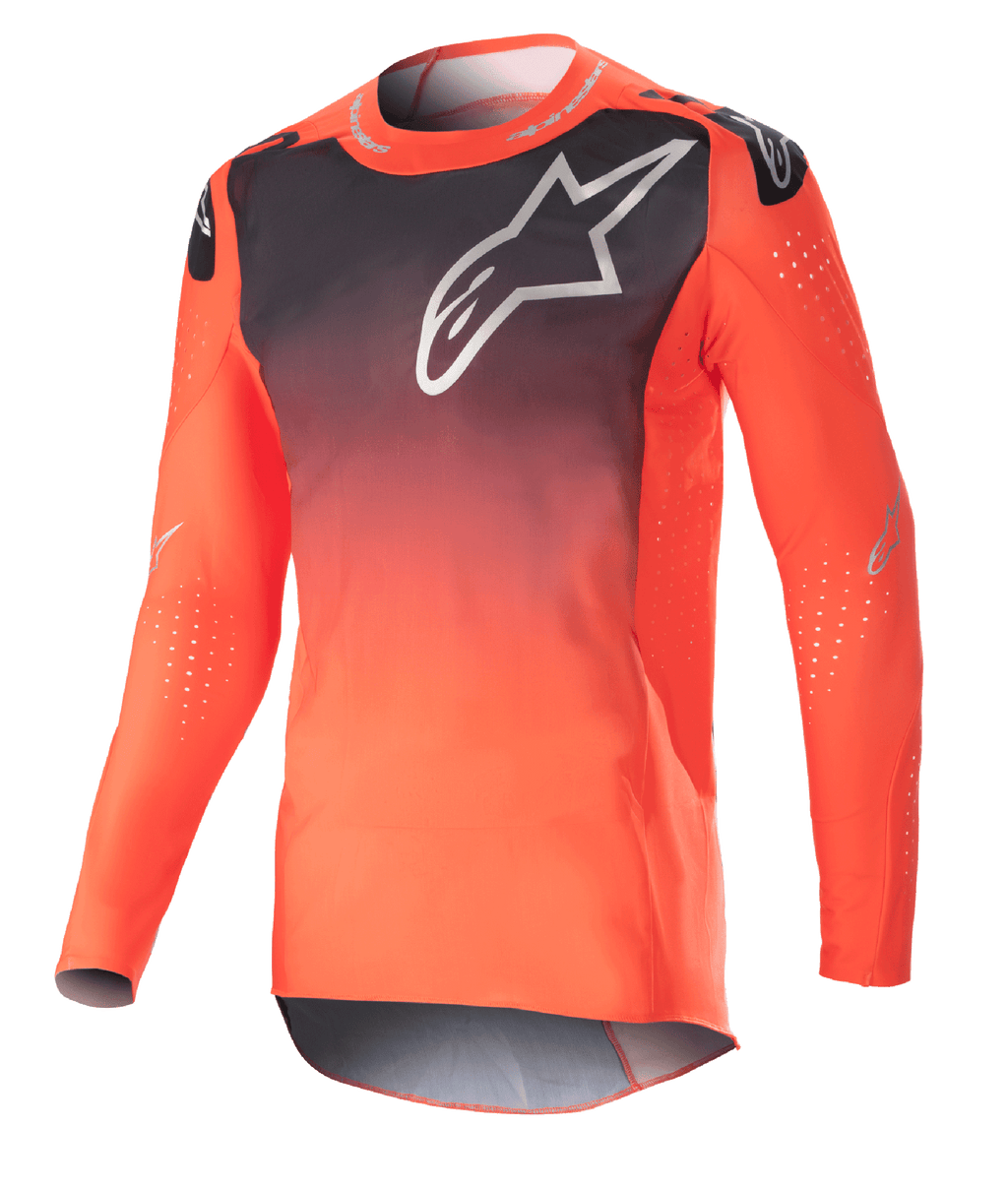 Alpinestars 2023 Supertech Risen Jersey, motocross shirt, Hot Orange en zwart kleurverloop, met een groot wit logo op de borst, lasergesneden perforaties voor luchtstroom, lichtgewicht stretch mesh stof, prestatiegerichte race-pasvorm