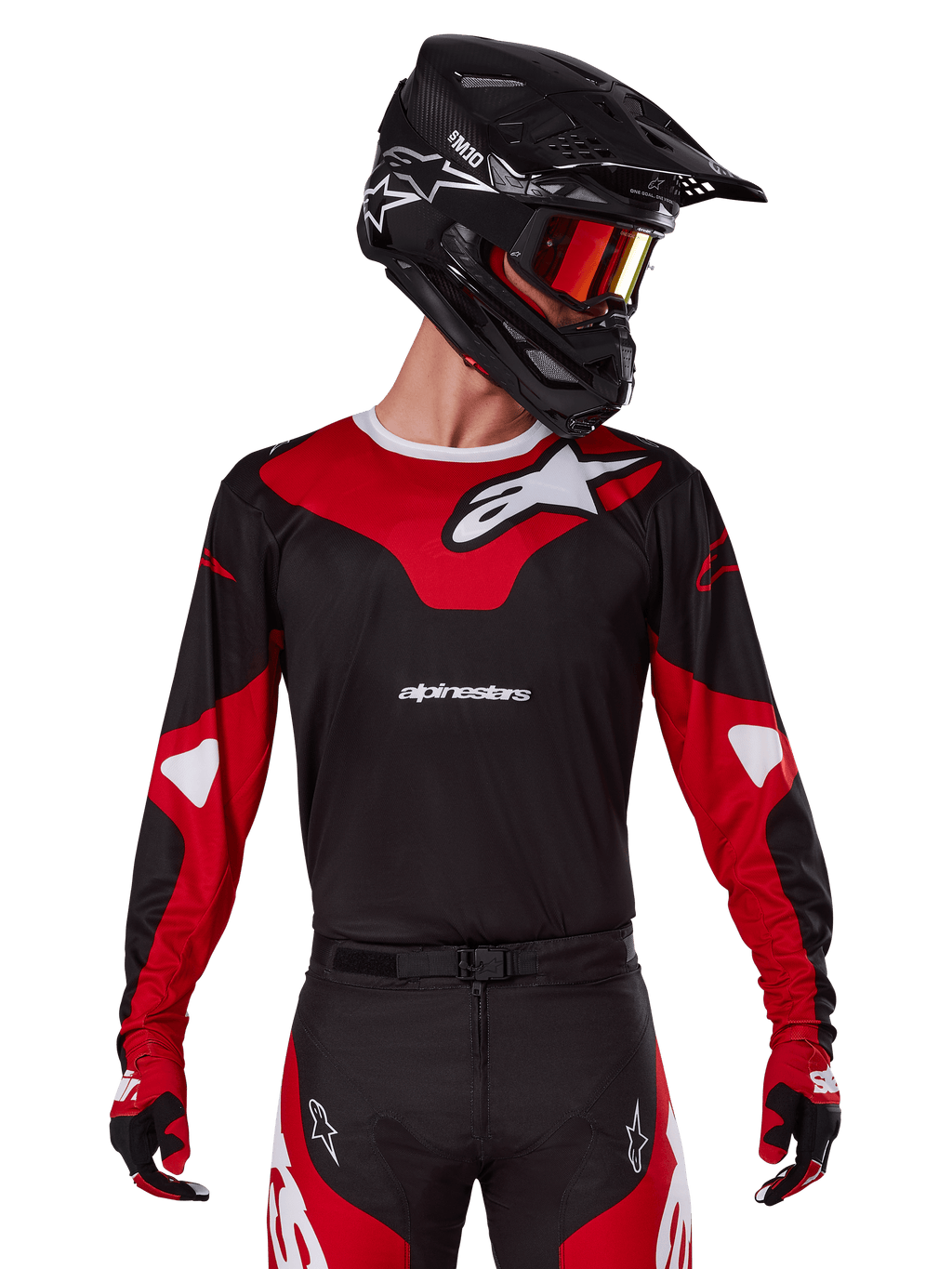 Alpinestars 2025 Racer Veil Jersey, motorcross jersey, zwart en felrood, gedragen met bijpassende broek, zwarte helm en rode crossbril, voorzien van opvallende witte logo's en een strak race-ontwerp, hoogwaardige uitrusting voor off-road motorcross