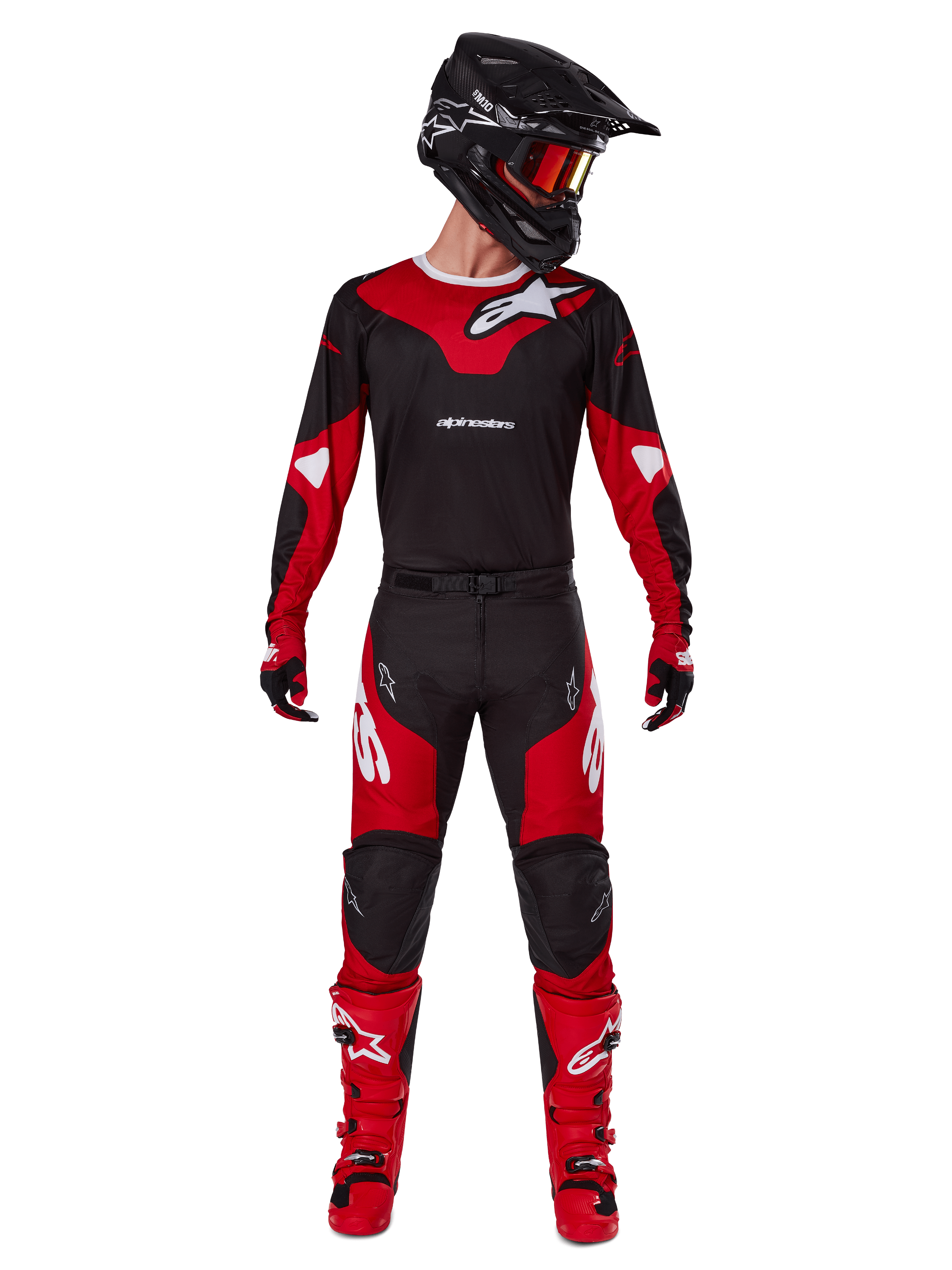 Motocrosser in Alpinestars 2025 Racer Veil kledingset, zwart en felrood jersey met wit Alpinestars-logo, bijpassende motocrossbroek, zwarte helm met rode bril en rode laarzen, complete performance-outfit voor off-road rijden