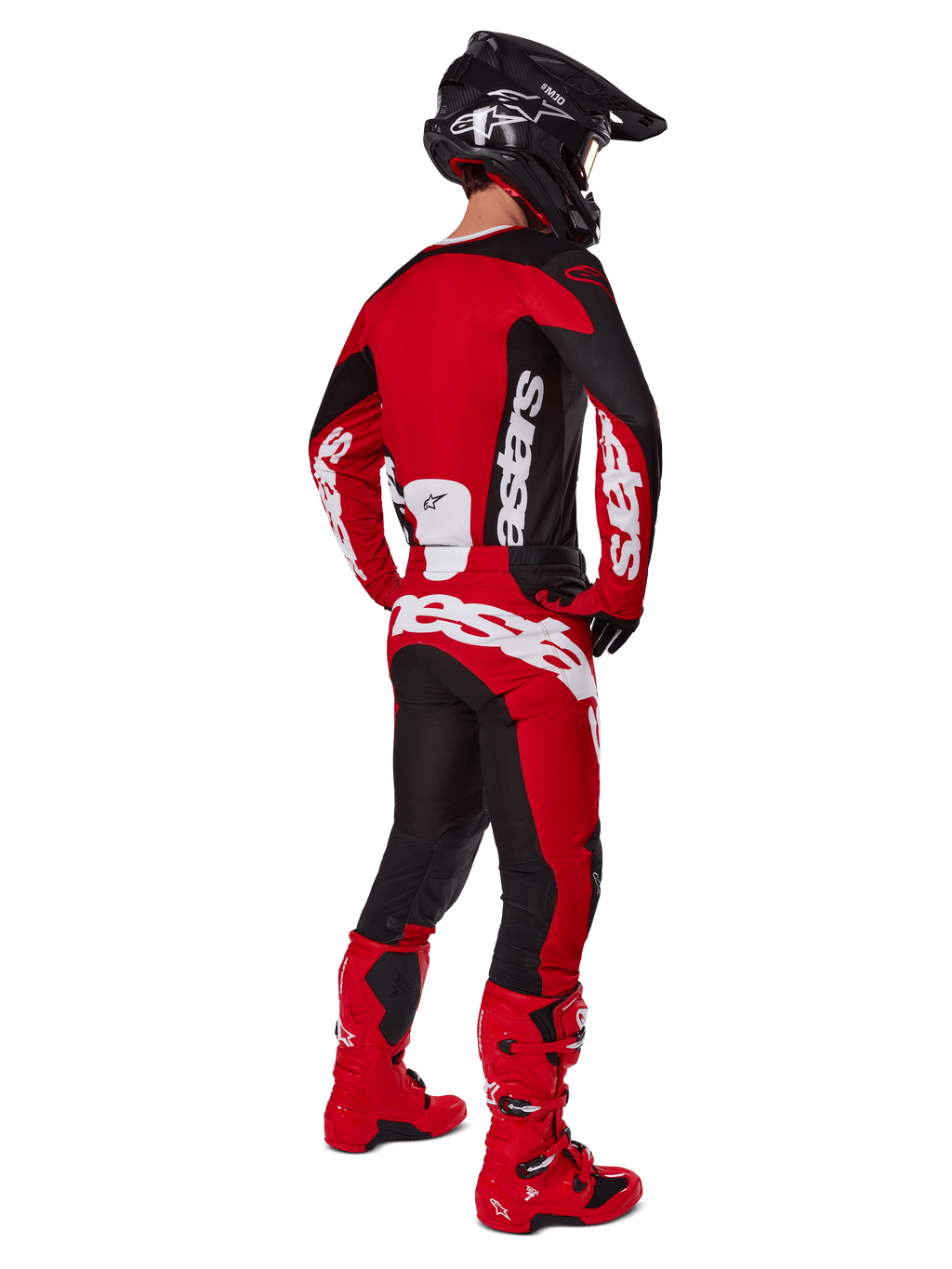 Alpinestars 2025 Racer Veil Jersey, motorcross shirt, zwart en felrood, gecombineerd met bijpassende rode en zwarte broek en rode motorcrosslaarzen, grote witte logo's, motorcrosser van achteren gezien, ideaal voor off-road prestaties