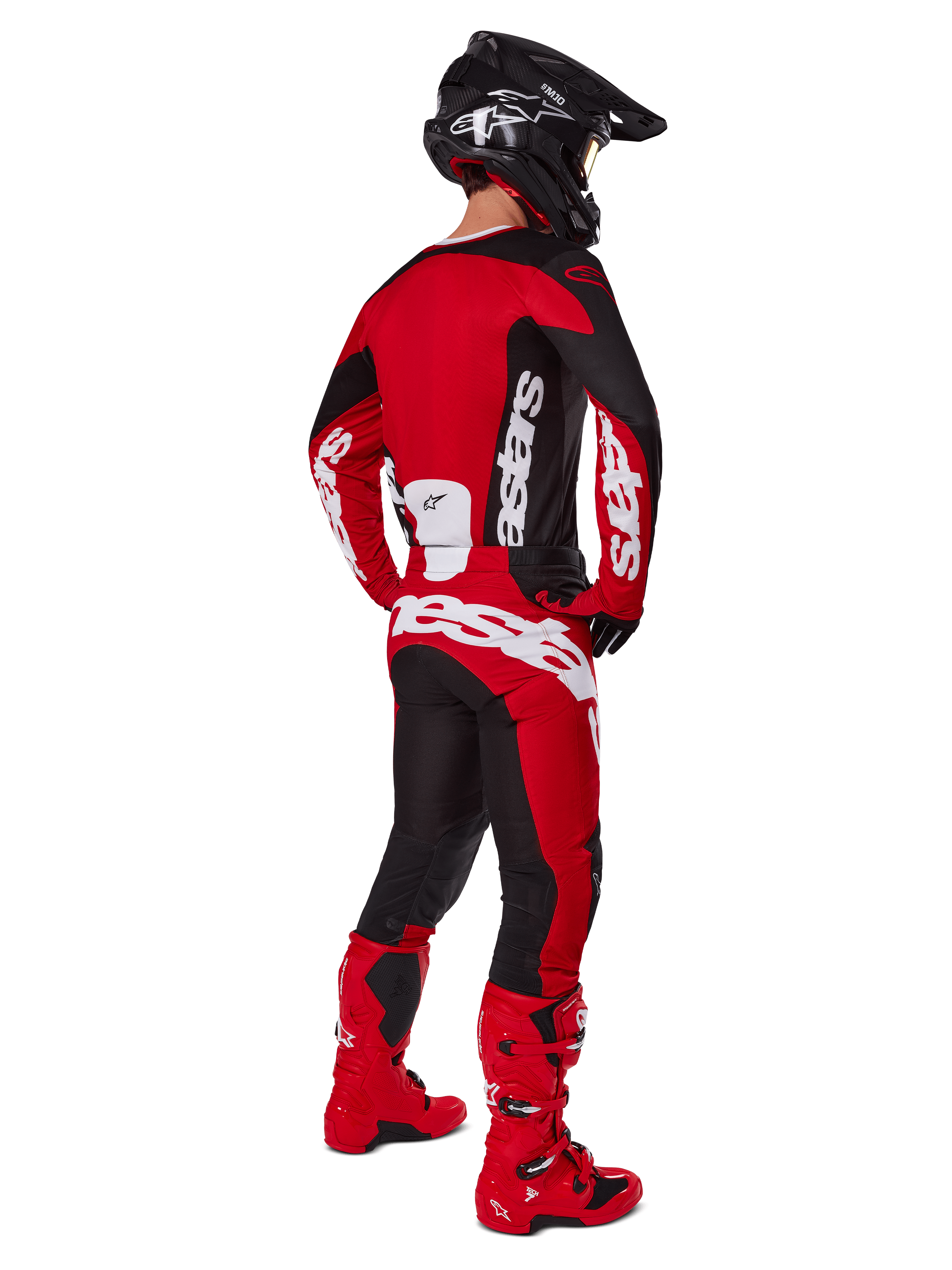 Alpinestars 2025 Racer Veil Jersey, motorcross shirt, zwart en felrood, gecombineerd met bijpassende rode en zwarte broek en rode motorcrosslaarzen, grote witte logo's, motorcrosser van achteren gezien, ideaal voor off-road prestaties
