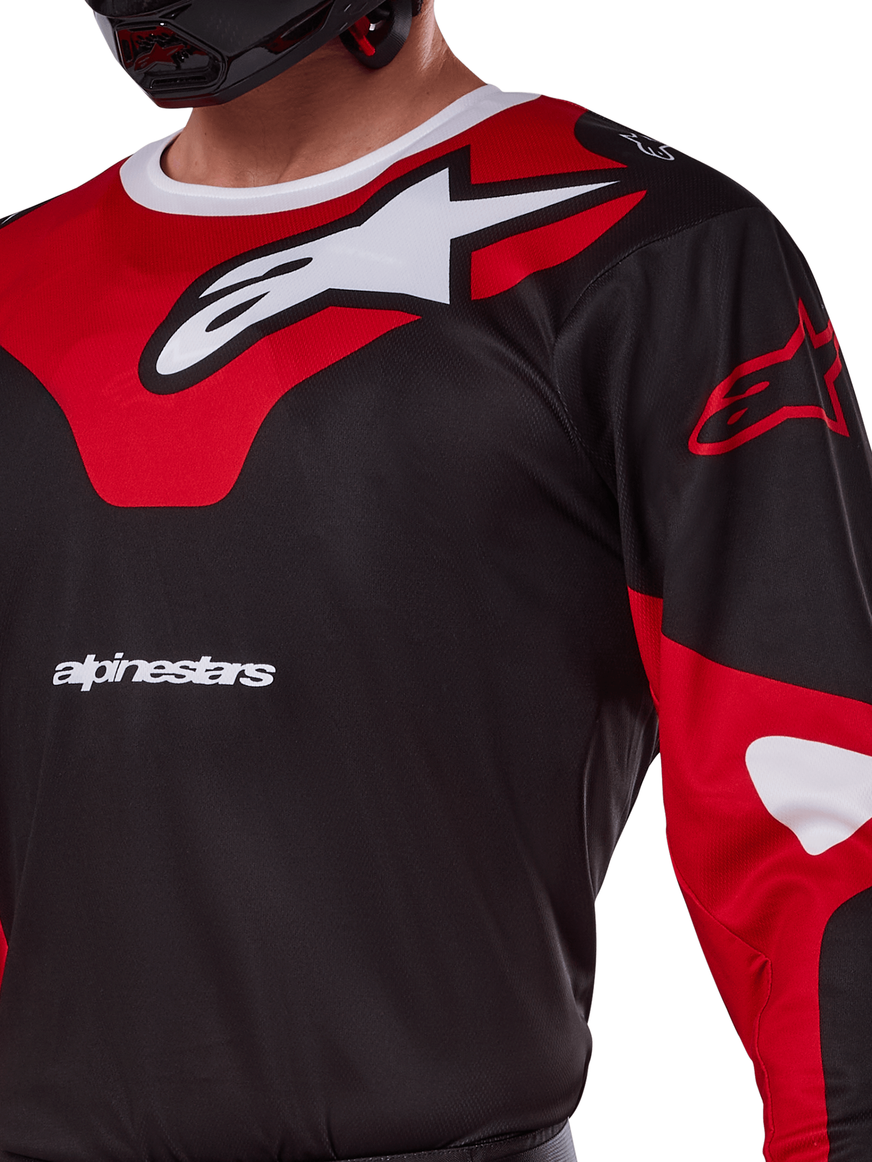 Alpinestars 2025 Racer Veil Jersey, motorcross shirt, zwart en felrood, close-up weergave met een groot wit sterlogo op een rood borstpaneel en het 'alpinestars' woordmerk, sportief ontwerp met ademend technisch materiaal voor off-road racing