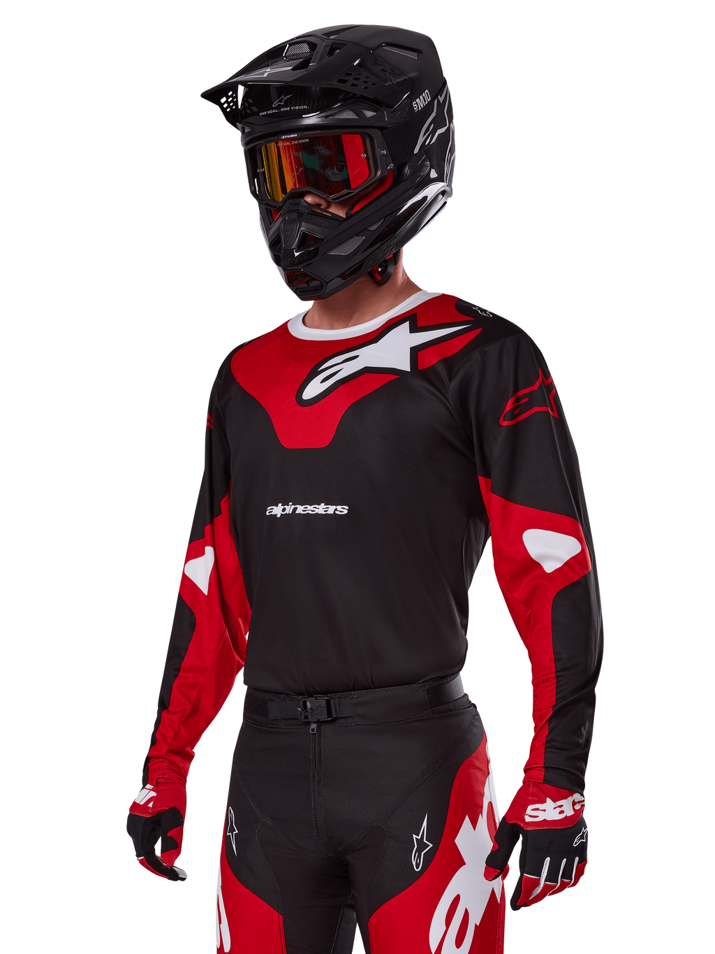 Motorcrosser met Alpinestars 2025 Racer Veil Gear Set, rood en zwart jersey met wit Alpinestars-logo, bijpassende broek en handschoenen, zwarte helm met rode crossbril, technische off-road racekleding