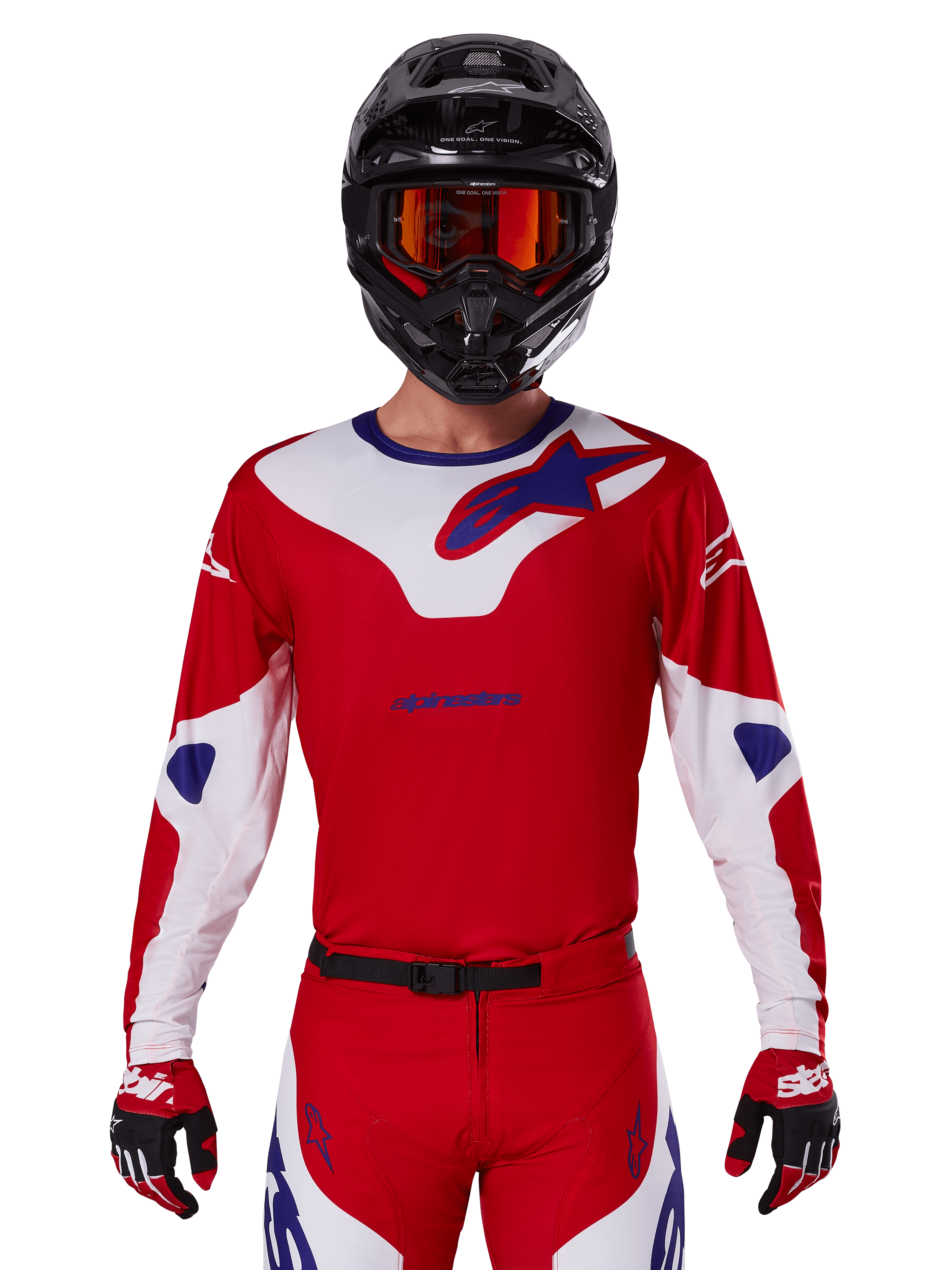 Alpinestars 2025 Racer Veil Jersey, motocross raceshirt, rood, wit en blauw, lange mouwen, gedragen met zwarte helm en oranje bril, bijpassende rode handschoenen en broek, gestroomlijnd ontwerp voor off-road prestaties