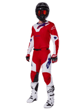 Ensemble d'équipement Alpinestars Racer Veil 2025, tenue de motocross rouge vif et blanc avec accents de logo bleus, porté avec un casque noir, des gants rouges et des bottes blanches, ensemble de protection complet pour performance tout-terrain