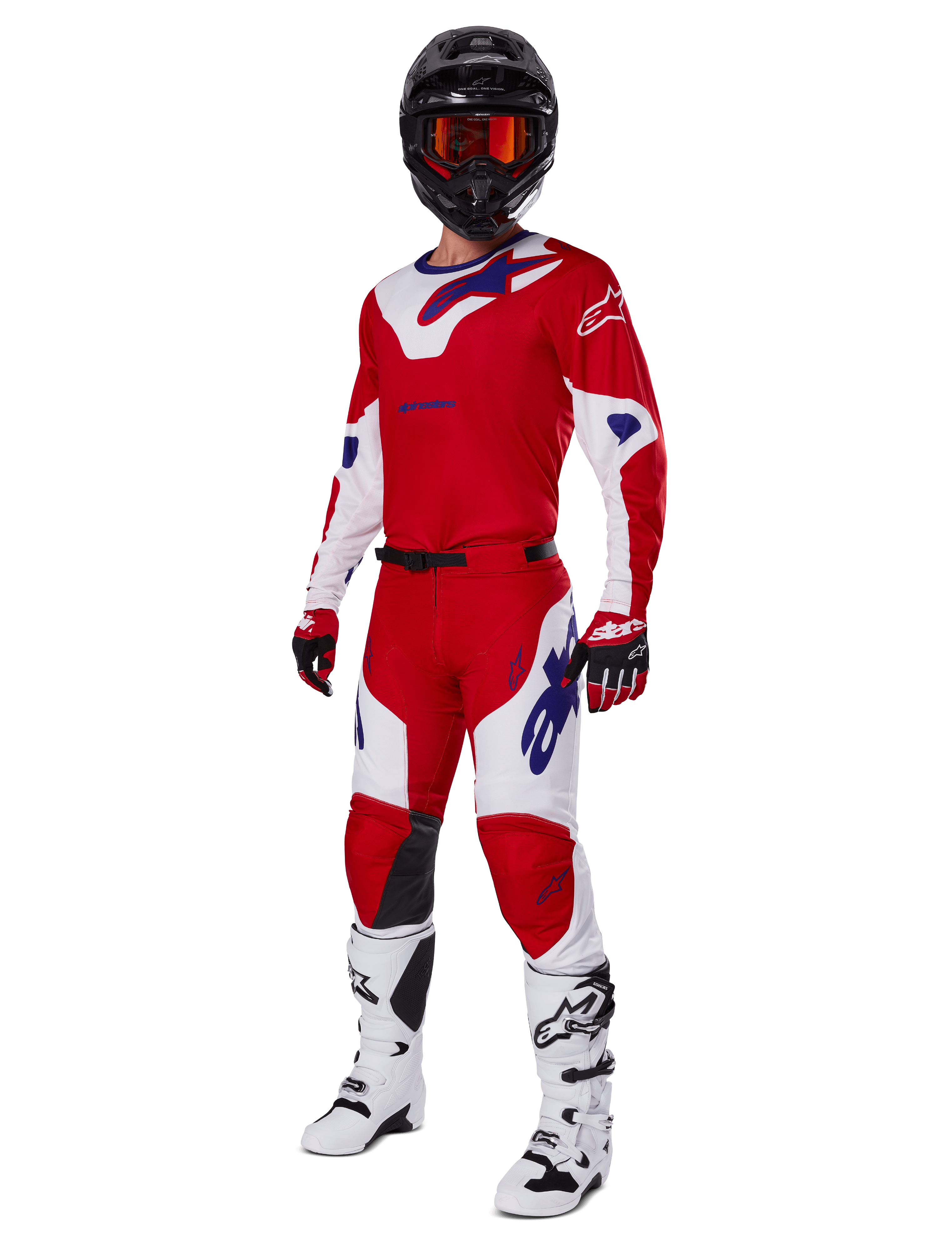 Alpinestars 2025 Racer Veil Gear Set, motorcross-racekleding, helderrood en wit met blauwe logo-accenten, gedragen met een zwarte helm, rode handschoenen en witte laarzen, volledige beschermende uitrusting voor off-road prestaties