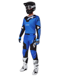Alpinestars 2025 Racer Veil Gear Set, blauwe en zwarte motorcross jersey en broek, volledige MX-race-outfit met zwarte helm, witte crossbril en witte laarzen, technische off-road kleding
