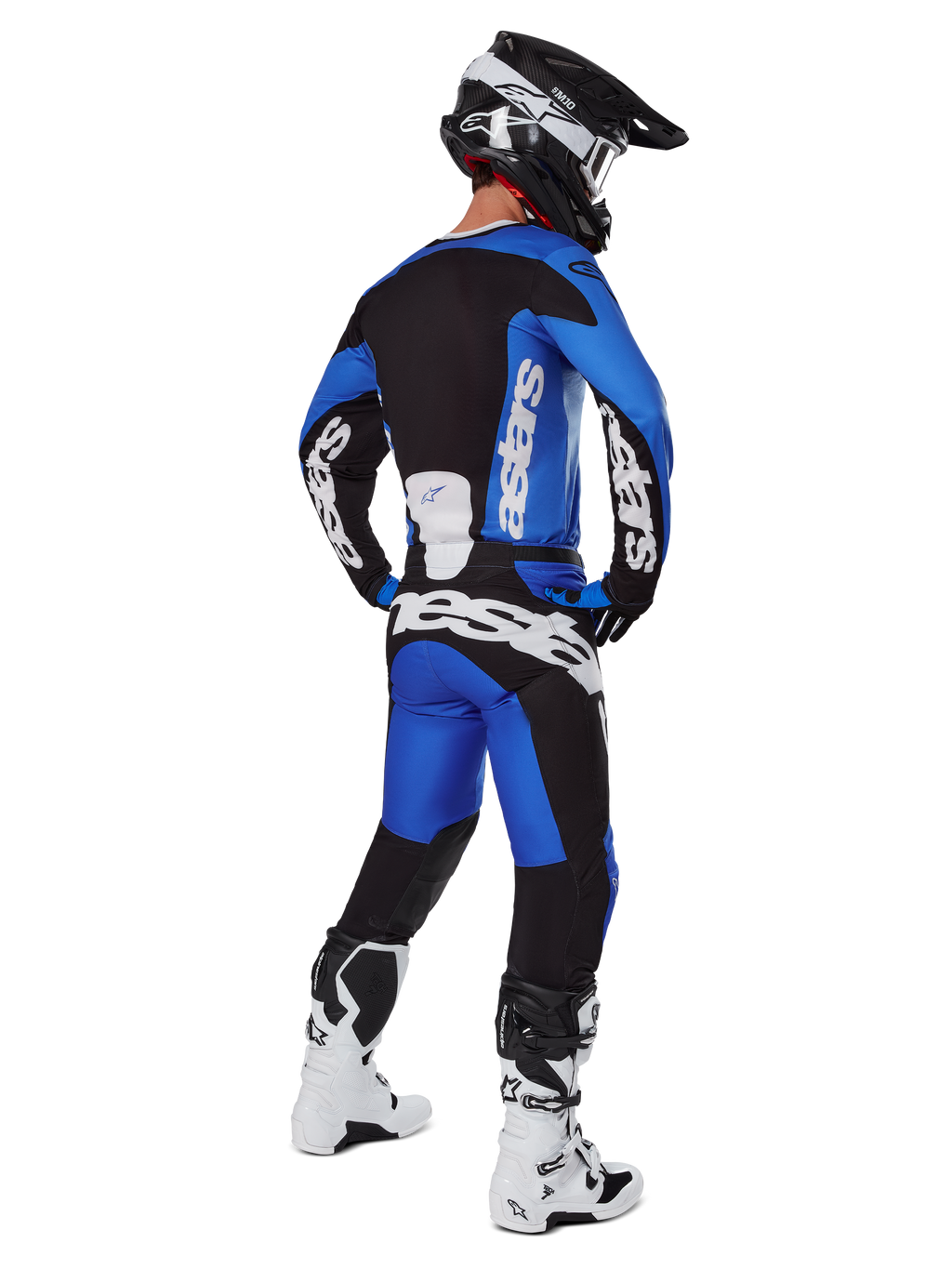 Motorcrosser in volledige race-uitrusting van achteren gezien, 2025 Racer Veil Jersey en bijpassende broek in blauw en zwart, met witte Alpinestars-branding, zwarte helm, wit-zwarte laarzen, gecoördineerde outfit voor off-road racen