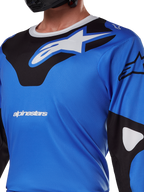 Alpinestars 2025 Racer Veil Jersey, motocross shirt, blauw en zwart, met een technisch grafisch patroon, lange mouwen en Astars-logo op de borst, ontworpen voor off-road prestaties
