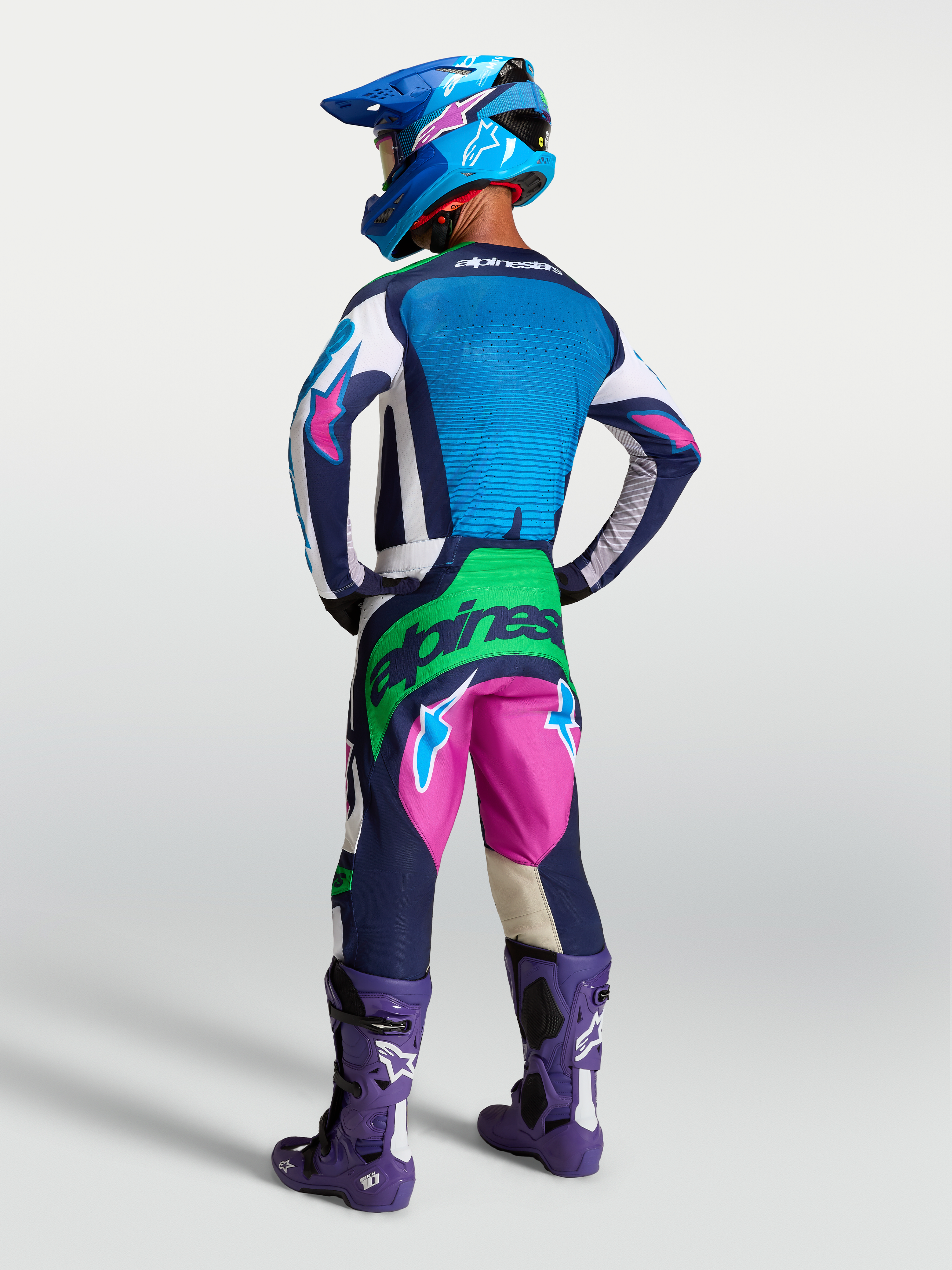 Alpinestars Techstar Maven jersey, blauwe motorcrossjersey met atletische pasvorm en ventilatie, achteraanzicht op een model.