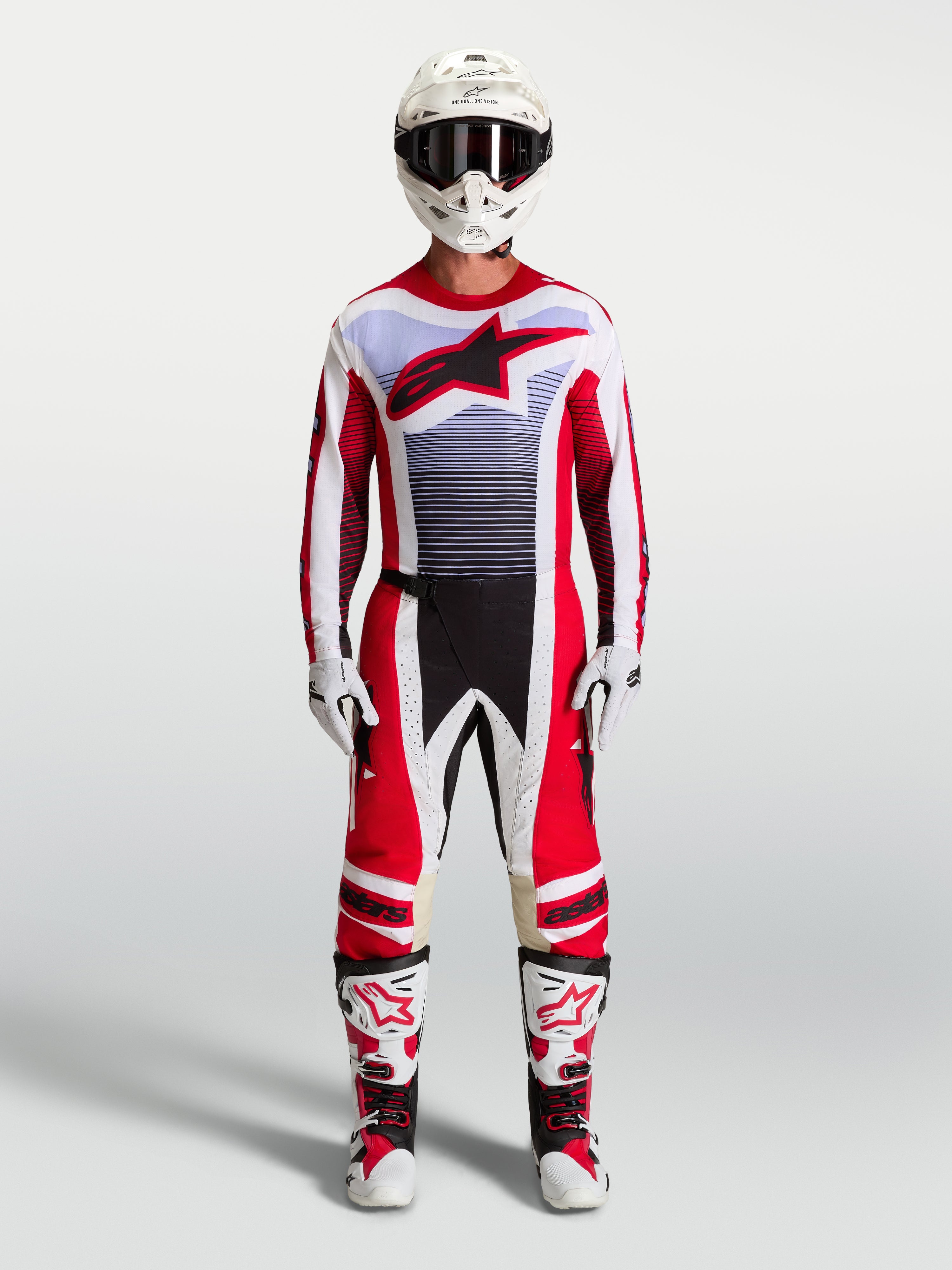 Alpinestars Techstar Maven jersey en gear set, rood-witte motorcrossoutfit voor heren met atletische racepasvorm.