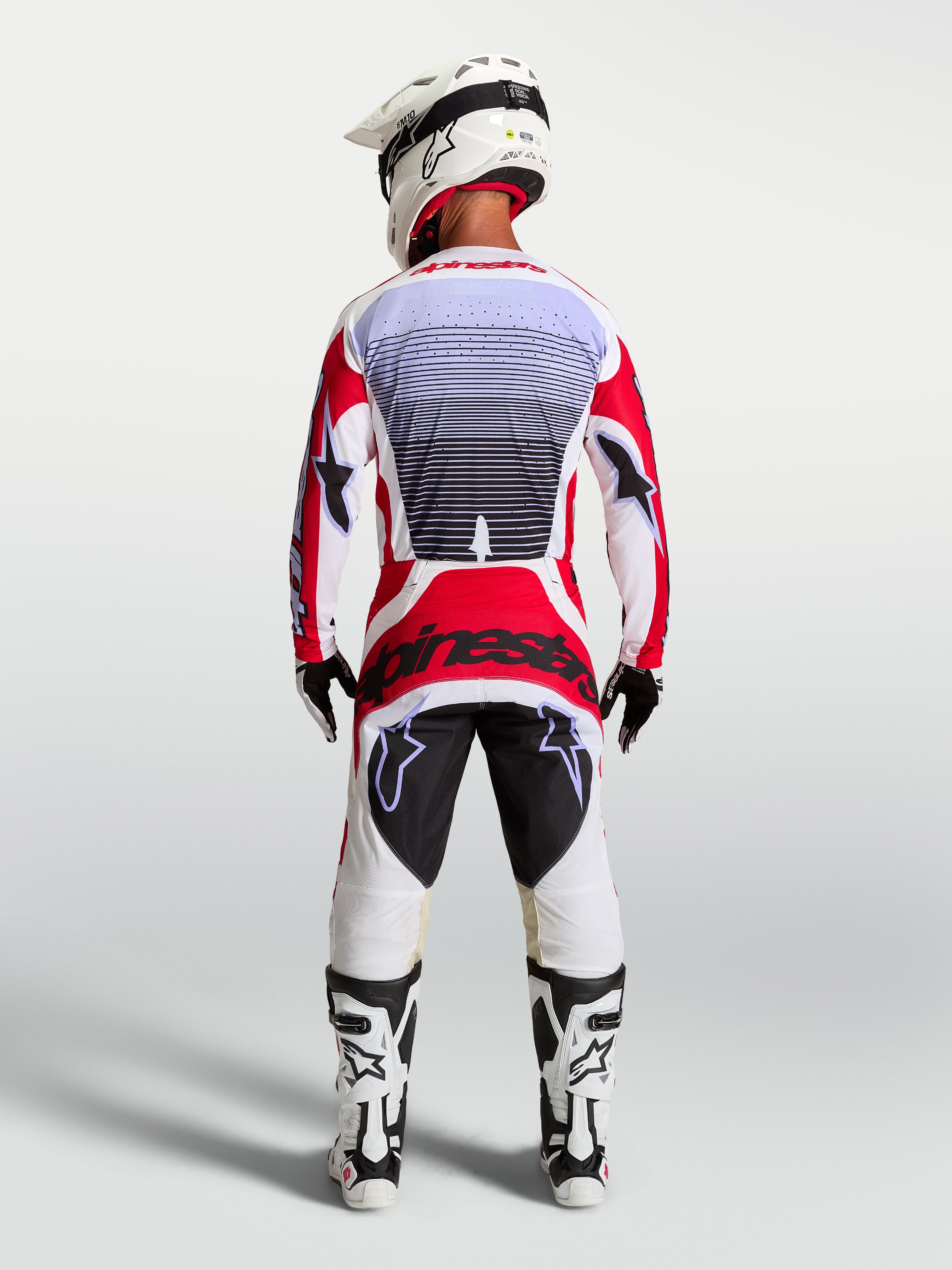 Alpinestars Techstar Maven motocrosspak, herenjersey en broek in rood en wit, atletische pasvorm, achteraanzicht.