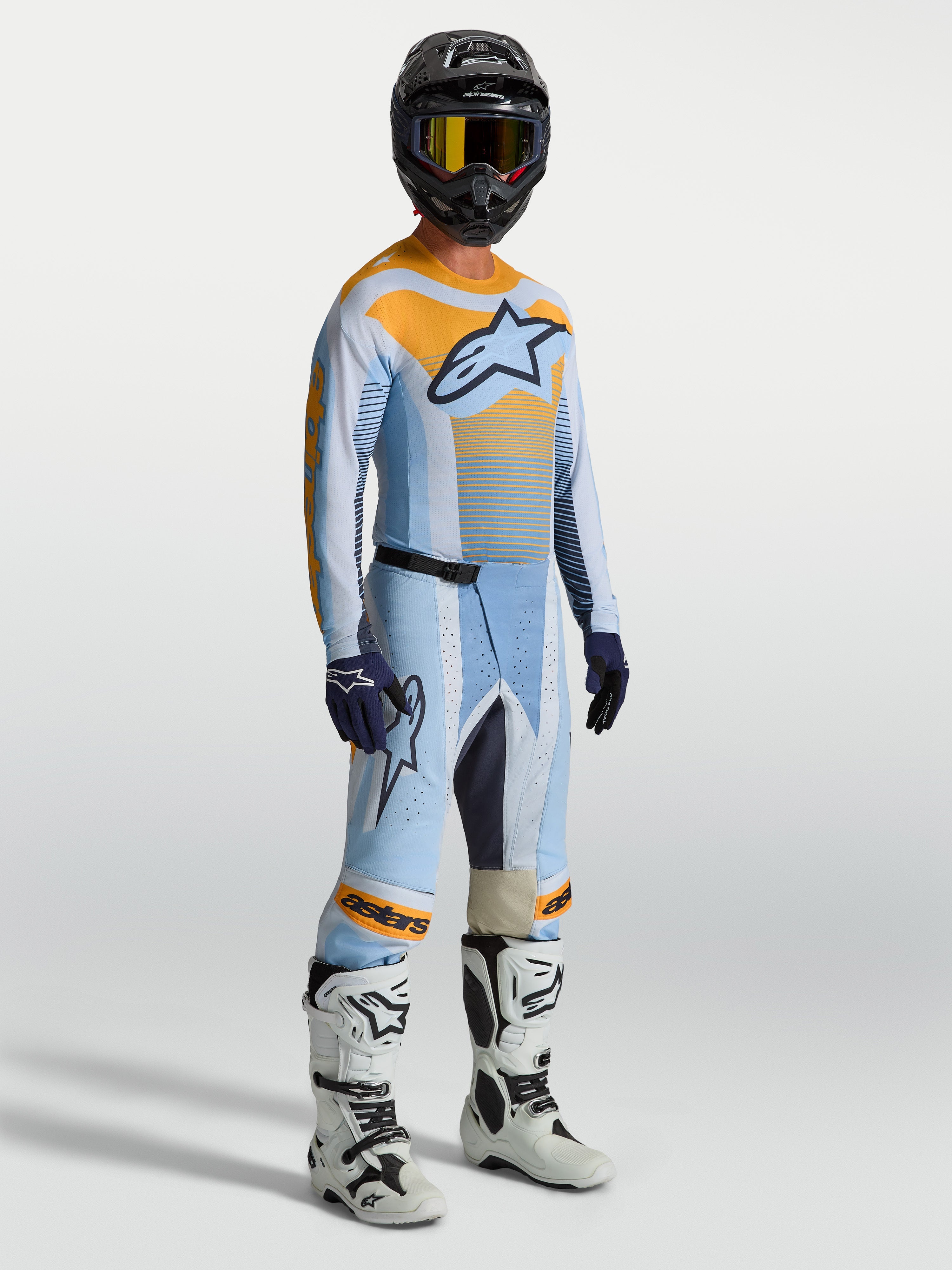 Alpinestars Techstar Maven gear set en jersey, motocross-uitrusting voor heren, blauw en oranje, atletische racepasvorm.