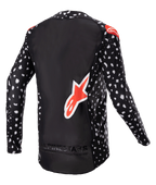 Alpinestars 2023 Supertech North Jersey, motocross jersey, zwart met wit gespikkeld patroon en neonrode accenten, achteraanzicht met groot rood Alpinestars-logo en branding aan de onderkant, professionele off-road race-uitrusting