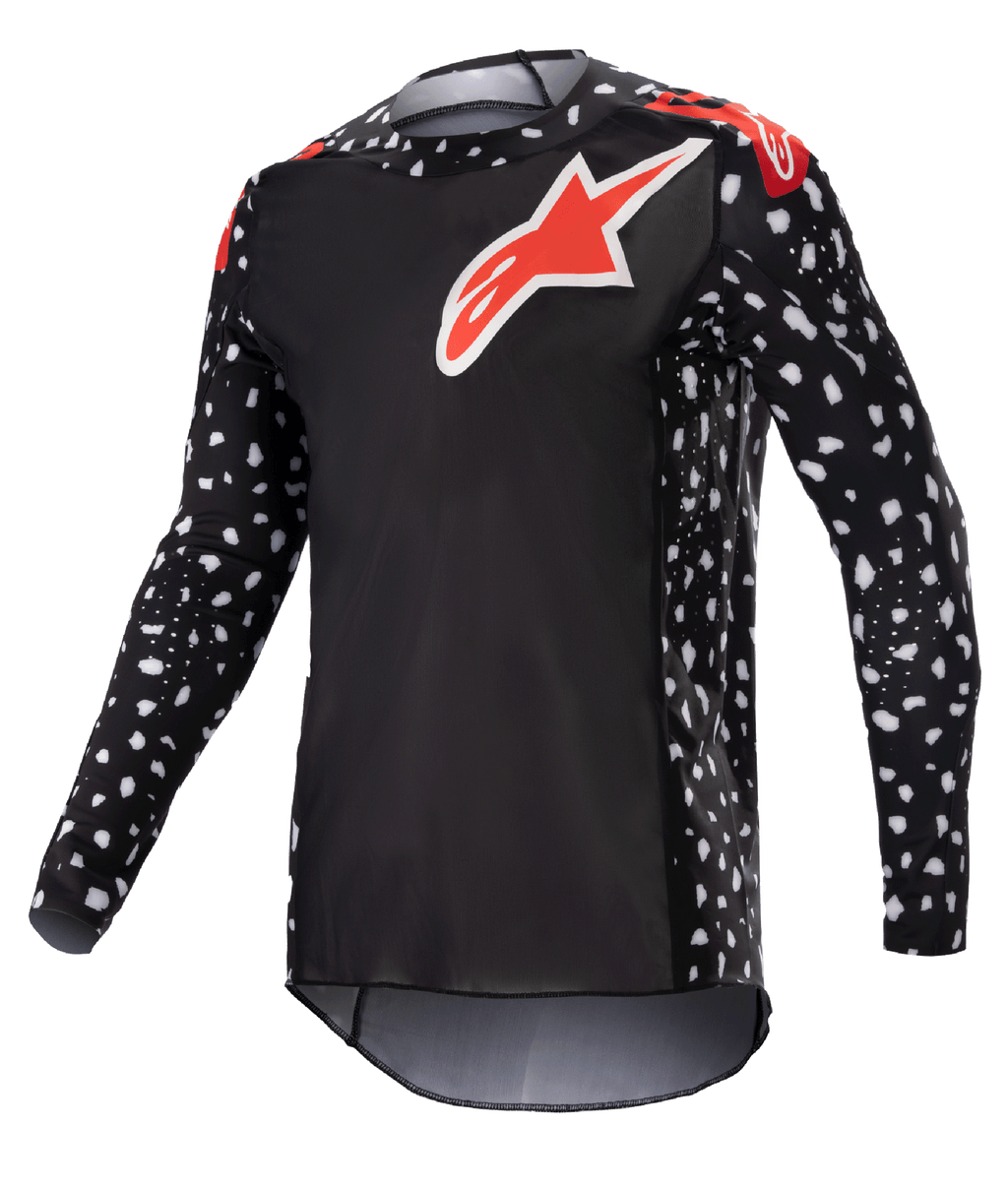 Alpinestars 2023 Supertech North Jersey, motocross shirt, zwart en neonrood, lange mouwen met wit spikkelpatroon, rood-witte sterlogo's op borst en schouders, lichtgewicht performance mesh met atletische race-pasvorm