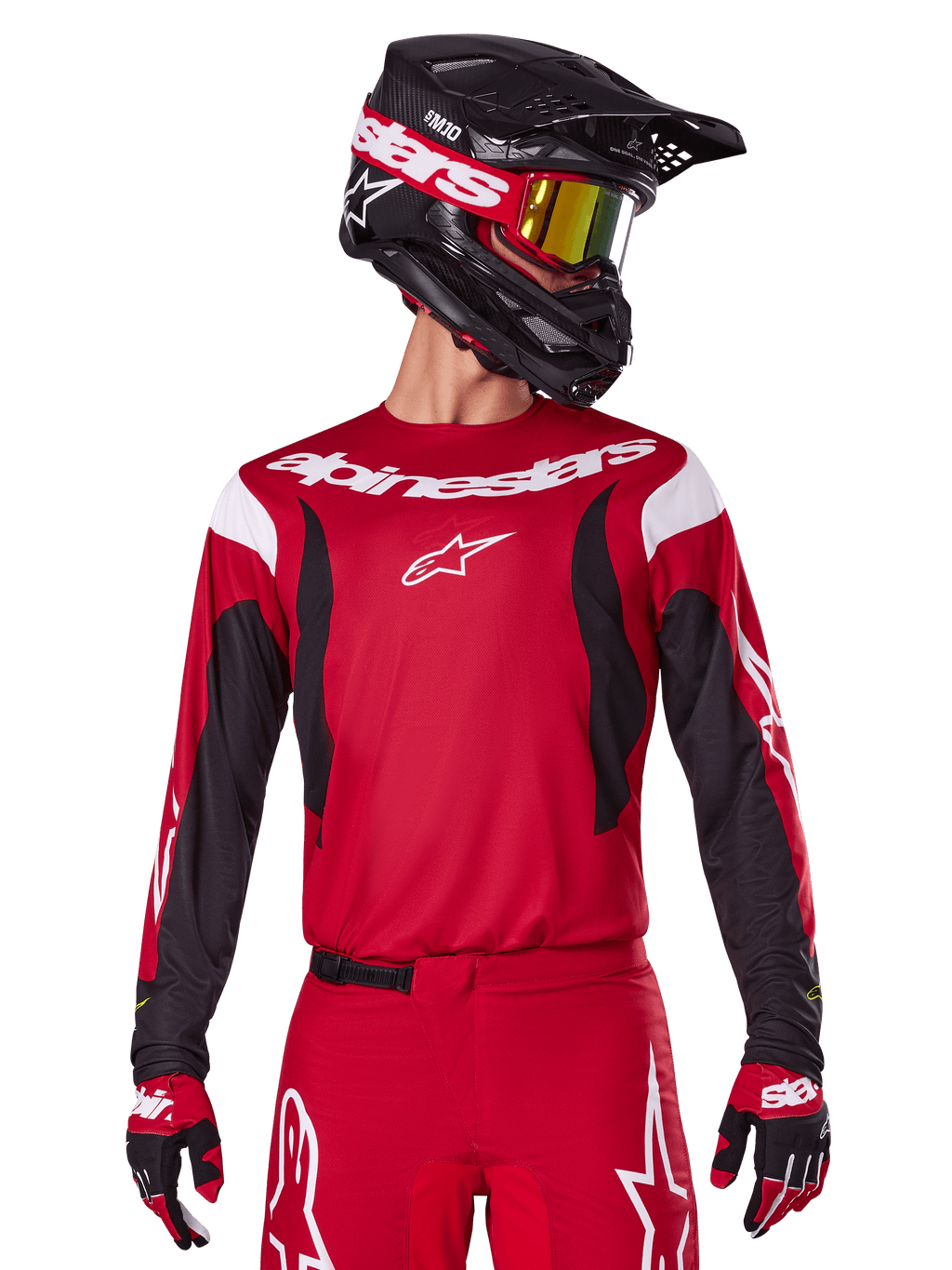 Alpinestars 2025 Fluid Haul Trikot, Motocross-Trikot, Hellrot und Schwarz, getragen als Teil eines kompletten Ausrüstungssets mit passender Hose und Handschuhen, schwarzer Helm mit gelb getönter Brille, weißes Branding und Logos, Hochleistungs-Offroad-Rennbekleidung