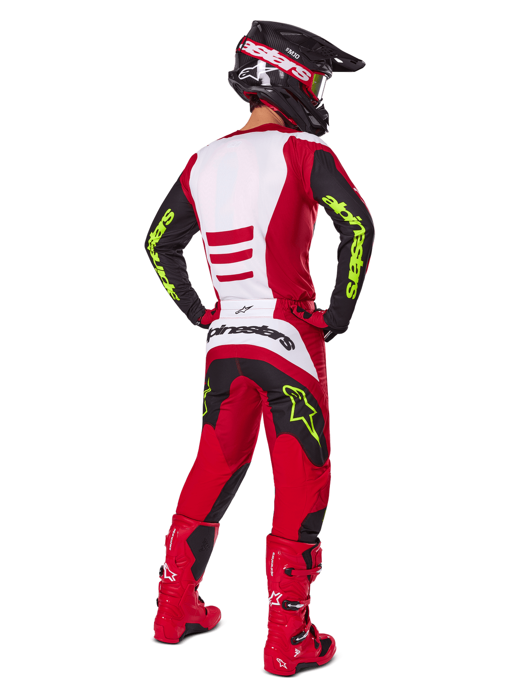 Motocross-Fahrer von hinten im Alpinestars 2025 Fluid Haul Gear Set, Hellrot und Schwarz mit weißen Einsätzen, neongelbes Branding auf Ärmeln und Hose, passende rote Stiefel und schwarzer Helm, komplette professionelle Offroad-Rennausrüstung