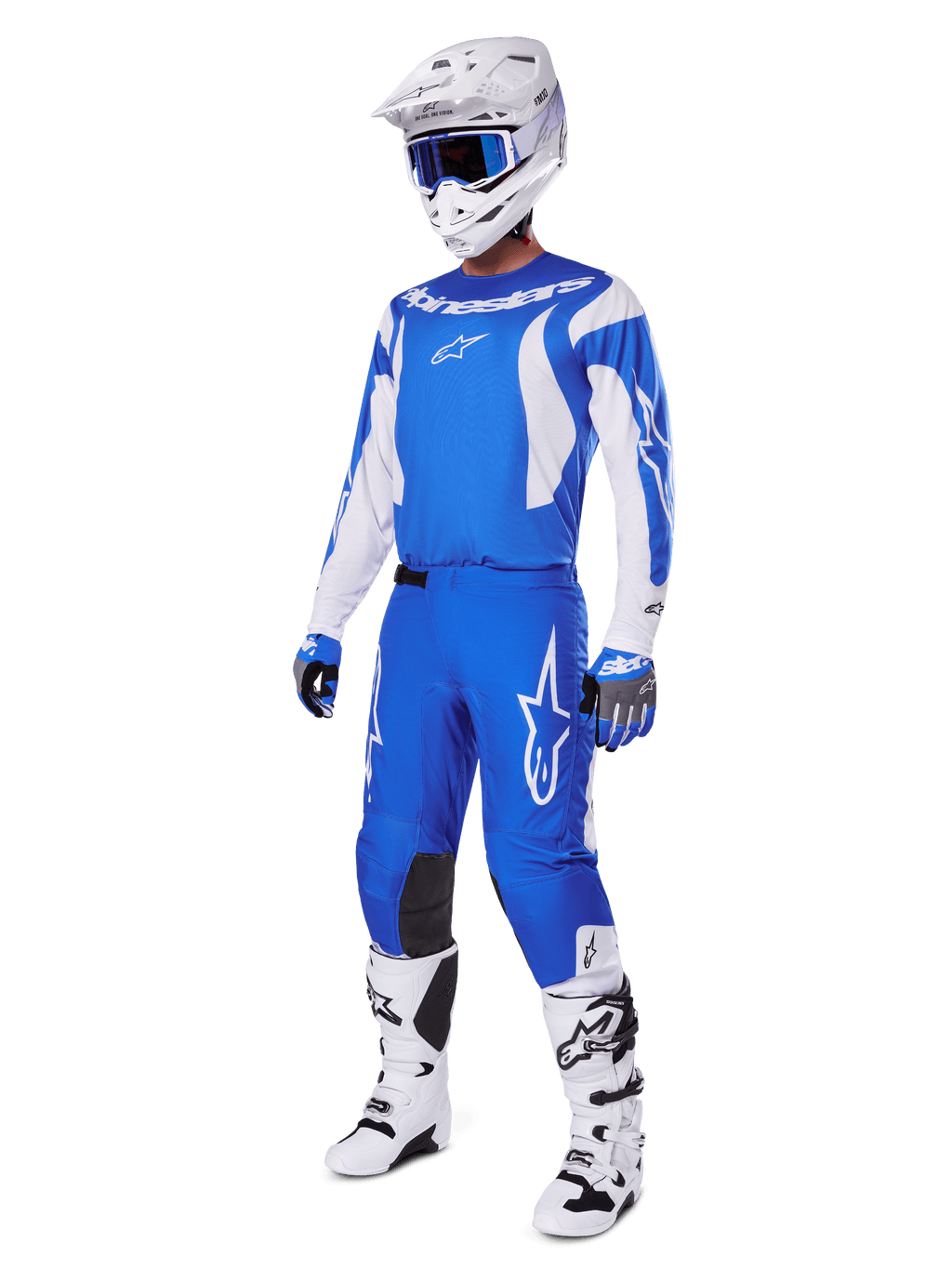 Pilote de motocross portant l'ensemble d'équipement complet 2025 Fluid Haul, maillot et pantalon bleu et blanc avec logo Alpinestars, casque blanc avec lunettes bleues, bottes blanches et gants bleus, tenue de course coordonnée pour le motocross tout-terrain