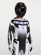 Alpinestars Techstar Swan Jersey, heren-motorcrossjersey in zwart en wit met atletische racepasvorm en lasergesneden ventilatie.