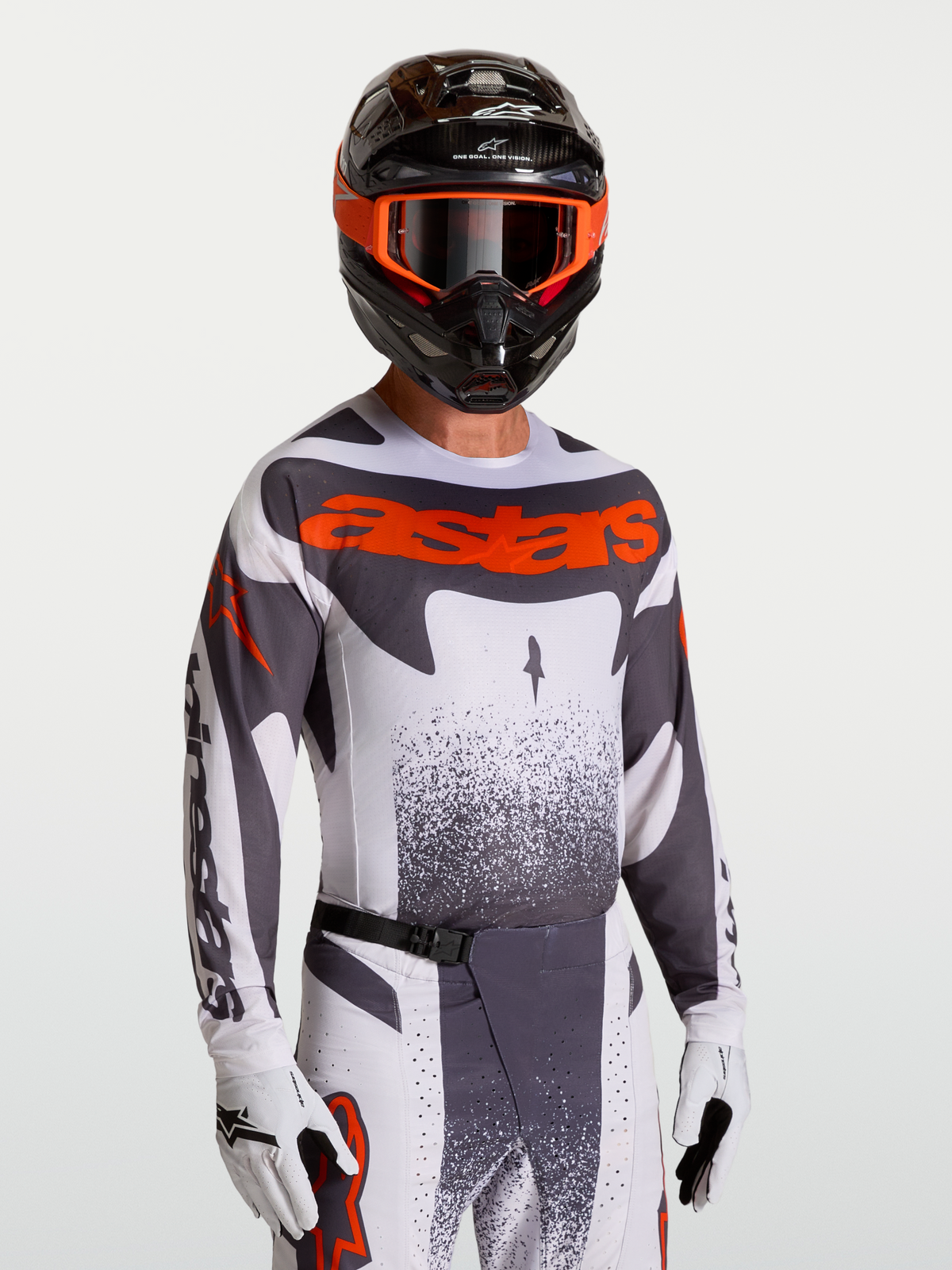 Maillot Alpinestars Techstar Swan, maillot de motocross pour homme, gris et rouge fluo, coupe athlétique extensible avec perforations laser pour la ventilation, porté par un pilote