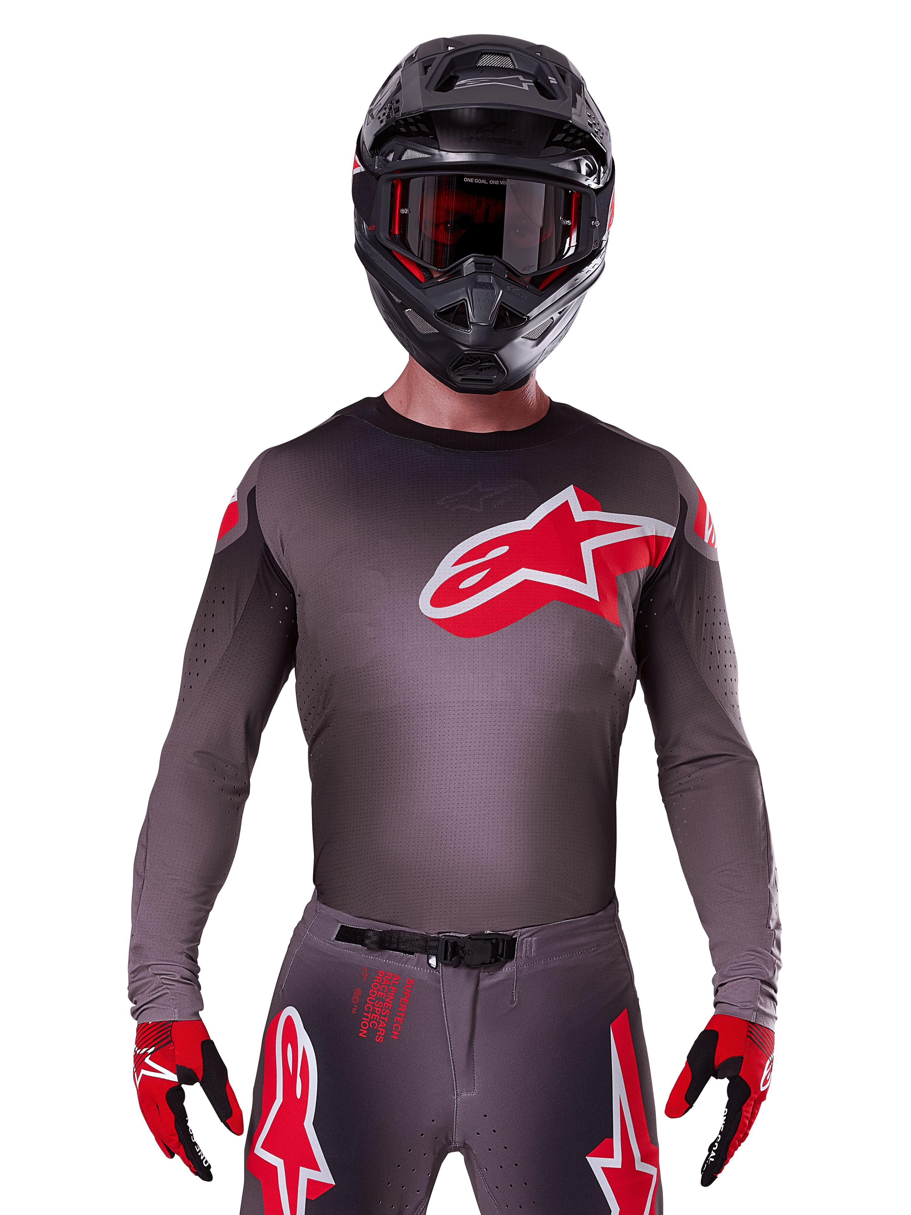 Alpinestars 2025 Supertech Lipan Trikot, Motocross-Jersey, Smoke und Rot, mit einem großen rot-weißen Brustlogo, getragen mit einem schwarzen Helm und rot-schwarzen Handschuhen, athletische Rennpassform mit lasergeschnittenen Perforationen