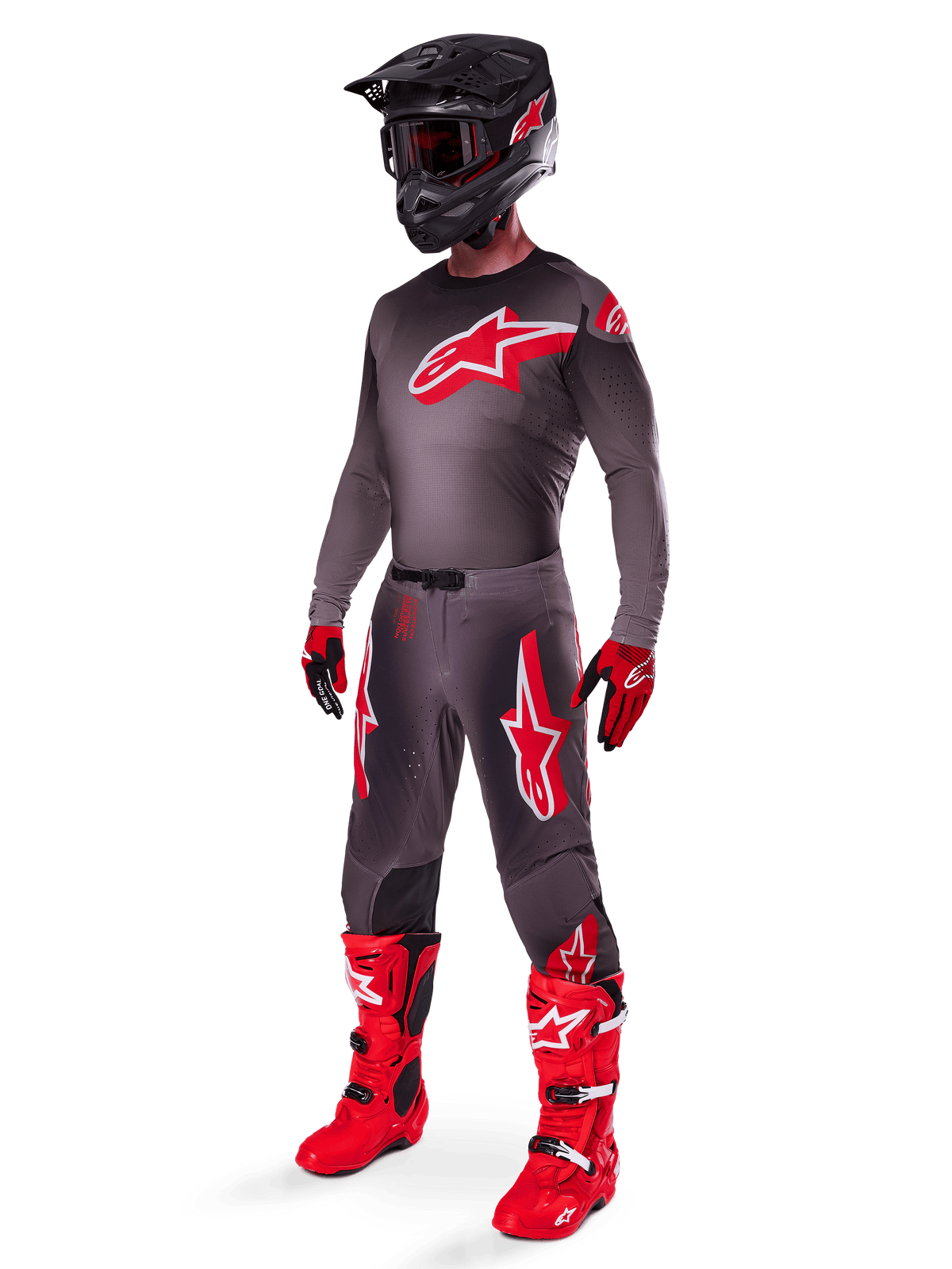 Alpinestars 2025 Supertech Lipan Gear Set, volledige motorcross outfit, donkergrijs en rood jersey met groot sterlogo, bijpassende broek met rode accenten en ster-graphics, rode handschoenen en felrode laarzen met witte gespen, inclusief een matzwarte helm met rode crossbril.