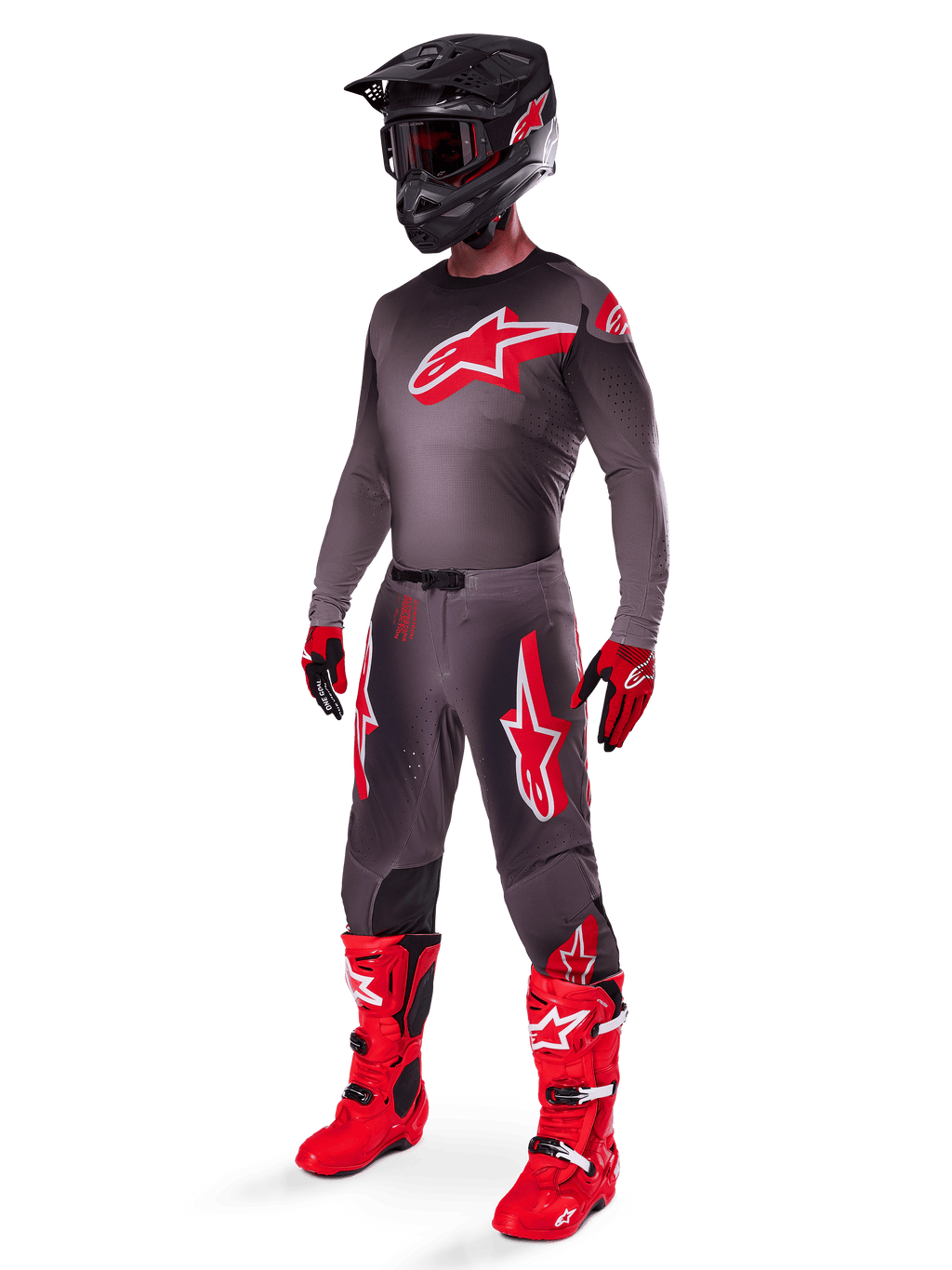 Ensemble d'équipement Alpinestars Supertech Lipan 2025, tenue de motocross complète, maillot gris foncé et rouge avec un grand logo en étoile, pantalon assorti avec des accents rouges et des graphismes d'étoiles, gants rouges et bottes rouge vif avec des boucles blanches, incluant un casque noir mat avec des lunettes rouges.
