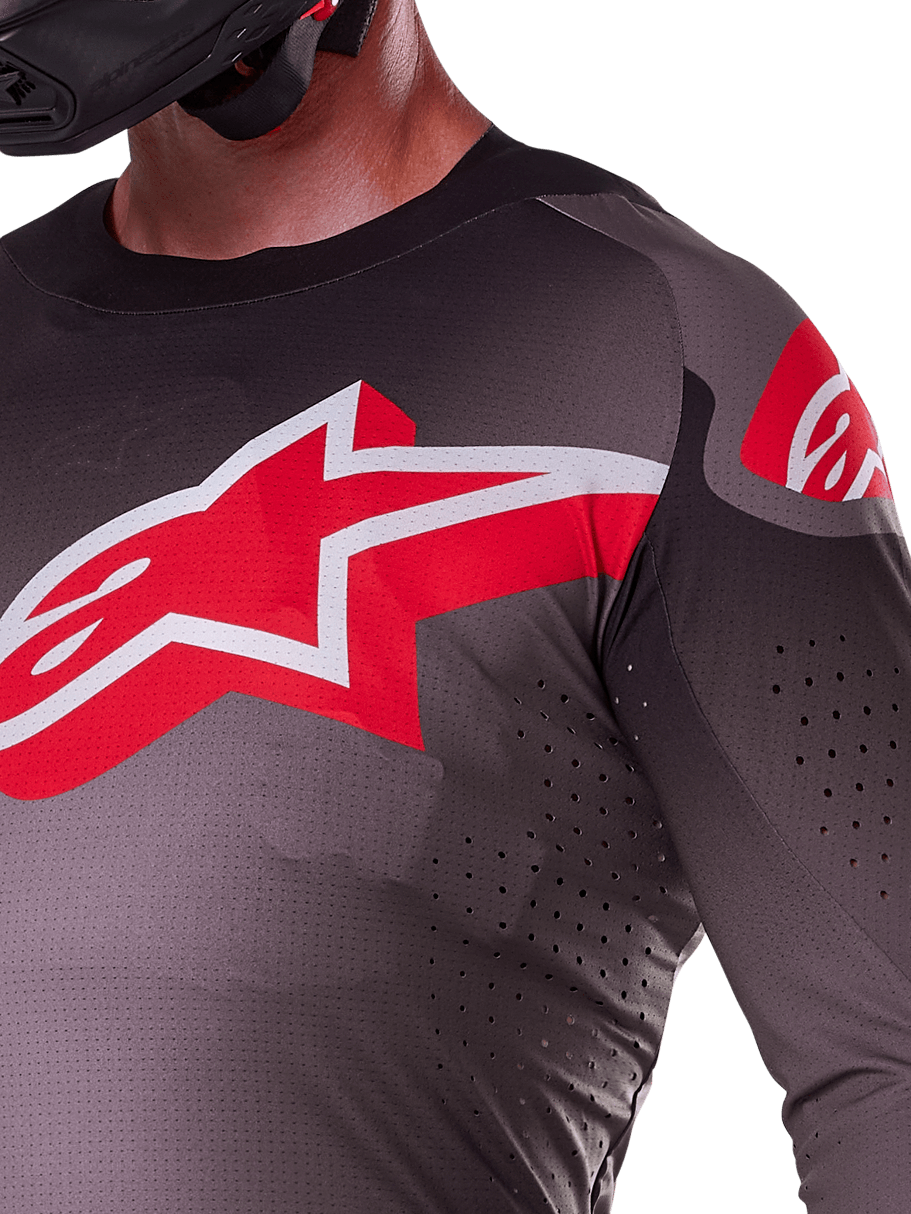 Alpinestars 2025 Supertech Lipan Jersey, Motocross-Jersey, Smoke Bright Red, Nahaufnahme von Brust und Schulter mit rot-weißem Alpinestars-Logo, lasergeschnittene Perforationen zur Belüftung, leichtes Stretch-Mesh-Material, athletische Rennpassform