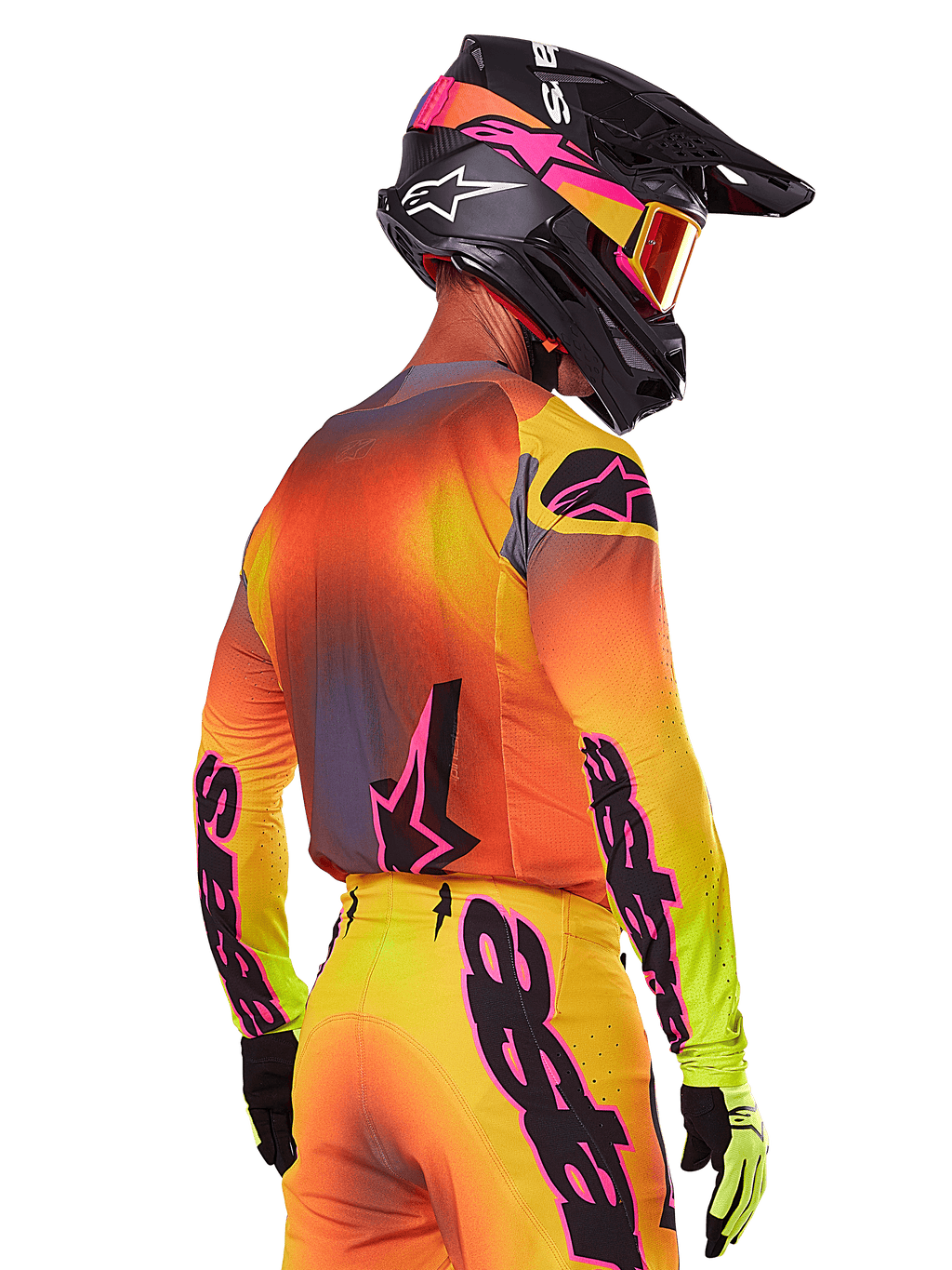 Motocross-Fahrer in der Rückseitenansicht im Alpinestars 2025 Supertech Lipan Gear Set, gelb-orange-roter Farbverlauf mit schwarzem und pinkem Branding, schwarzer Helm mit pinken Akzenten und oranger Brille, professionelle Offroad-Rennbekleidung.