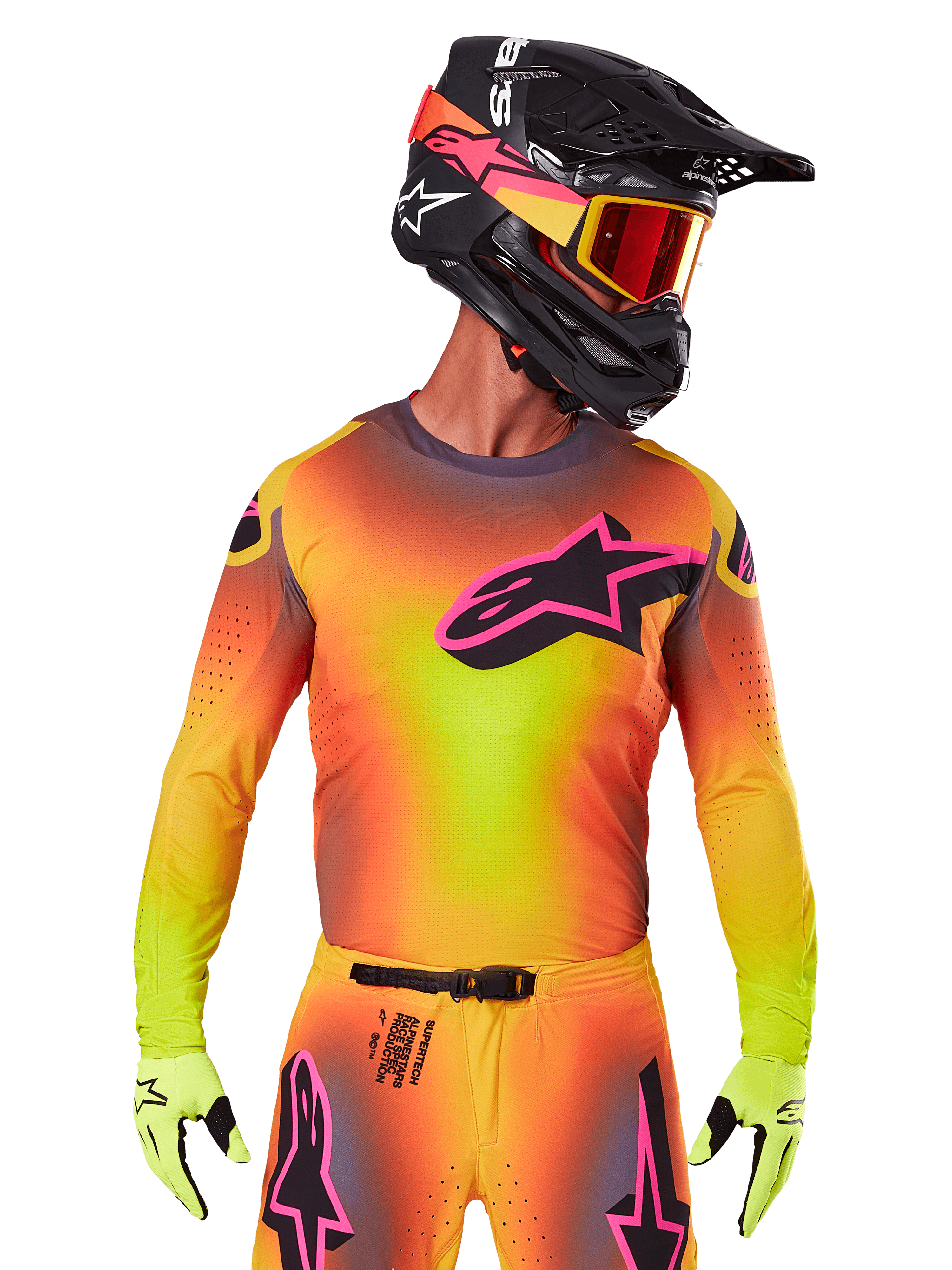 Motocross-Fahrer im 2025 Supertech Lipan Trikot, leuchtender Farbverlauf in Gelb, Orange und Pink, großes schwarzes Alpinestars Stern-Logo mit pinker Kontur auf der Brust, lasergeschnittene Perforationen zur Belüftung, athletische Rennpassform, kombiniert mit passender Hose, gelben Handschuhen und einem schwarzen Helm mit Brille.