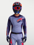 Alpinestars Racer Air Hunt jersey, paarse en roze fluo mesh motocrossjersey, ademende racepasvorm op een model.