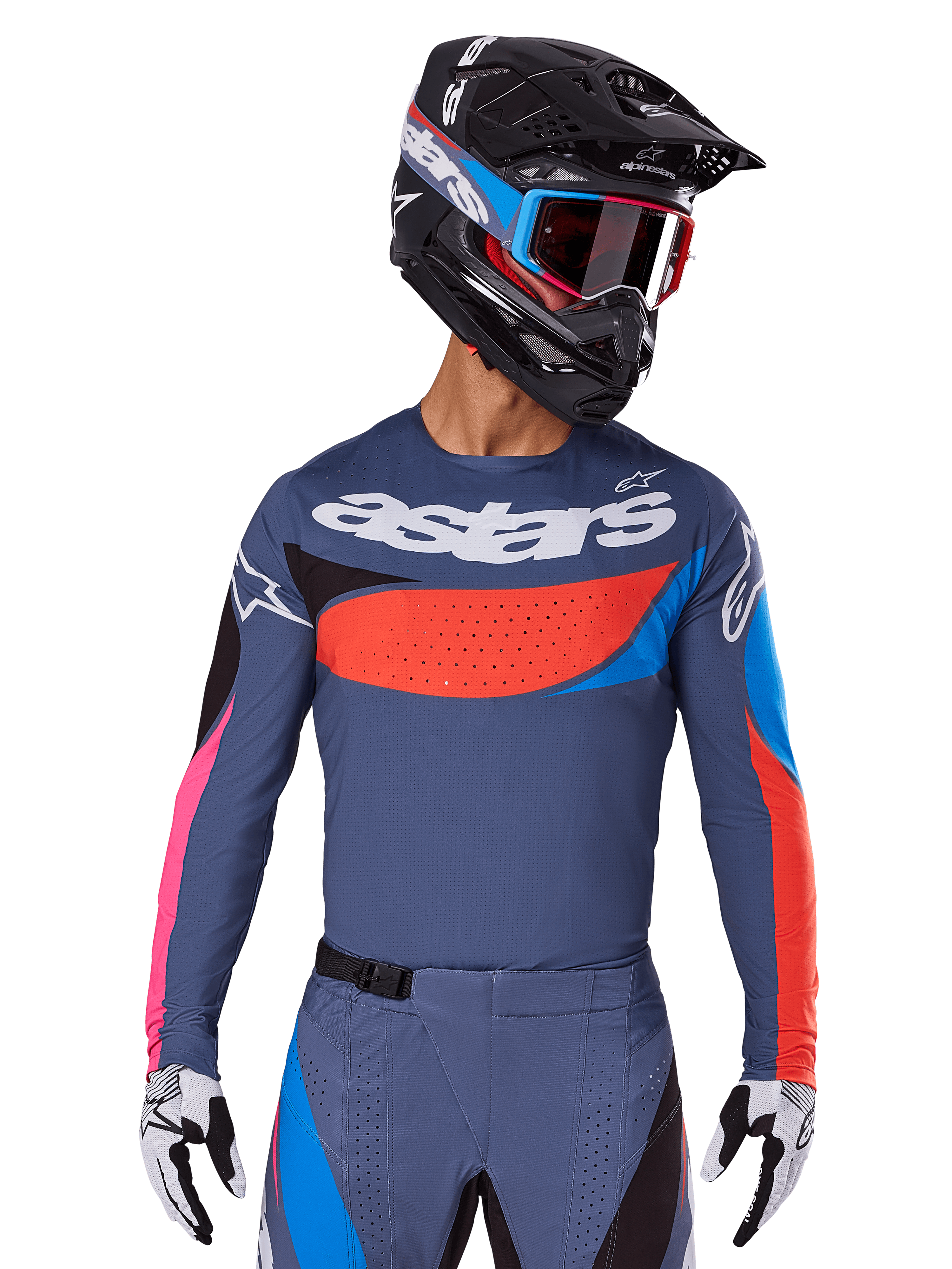 Alpinestars 2025 Techstar Dreem Trikot, Motocross-Jersey, Grau mit blauen, roten und pinkfarbenen Akzenten, mit lasergeschnittenen Perforationen und großem Branding auf der Brust, getragen mit passender Hose und schwarzem Rennhelm