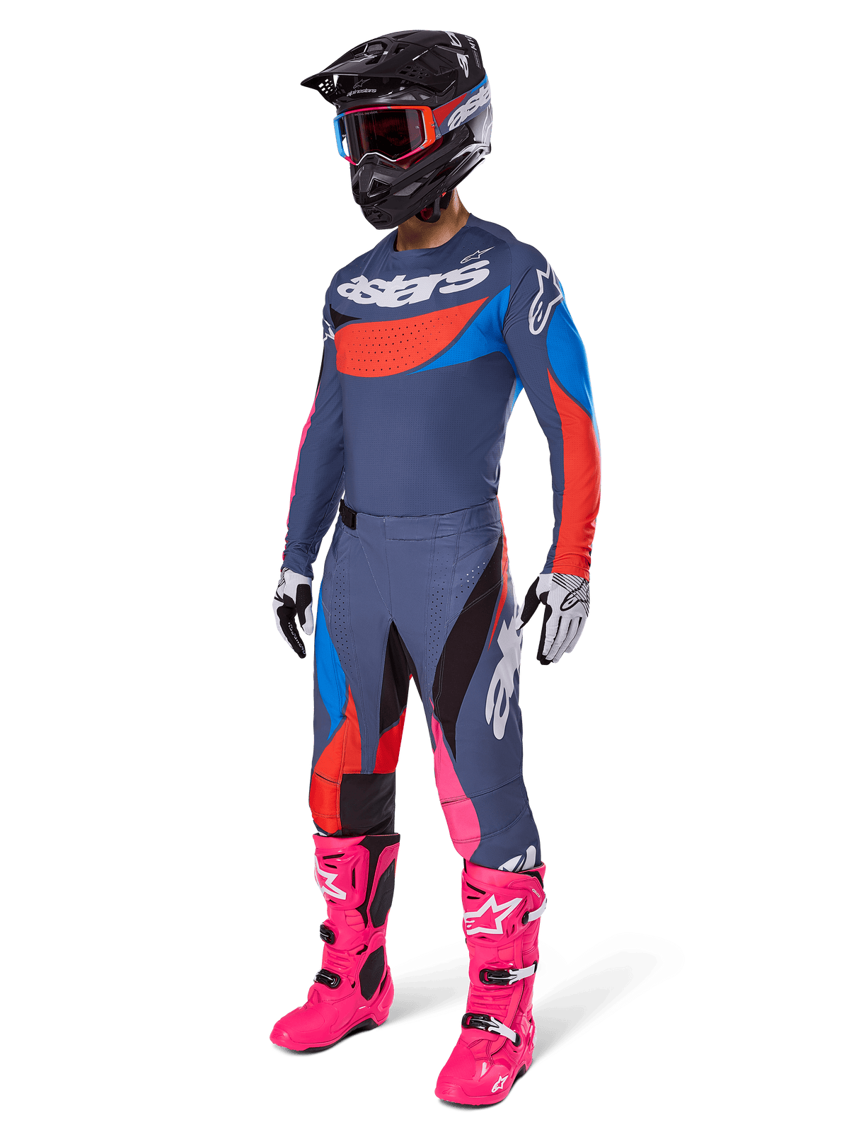 Alpinestars 2025 Techstar Dreem Motocross-Ausrüstungsset, komplette Offroad-Rennausrüstung mit grau-blauem Jersey und roten Akzenten, passende Hose mit pinken Highlights, schwarzer Helm, leuchtend pinke Stiefel und weiß-schwarze Handschuhe