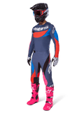 Alpinestars 2025 Techstar Dreem Motocross-Ausrüstungsset, komplette Offroad-Rennausrüstung mit grau-blauem Jersey und roten Akzenten, passende Hose mit pinken Highlights, schwarzer Helm, leuchtend pinke Stiefel und weiß-schwarze Handschuhe