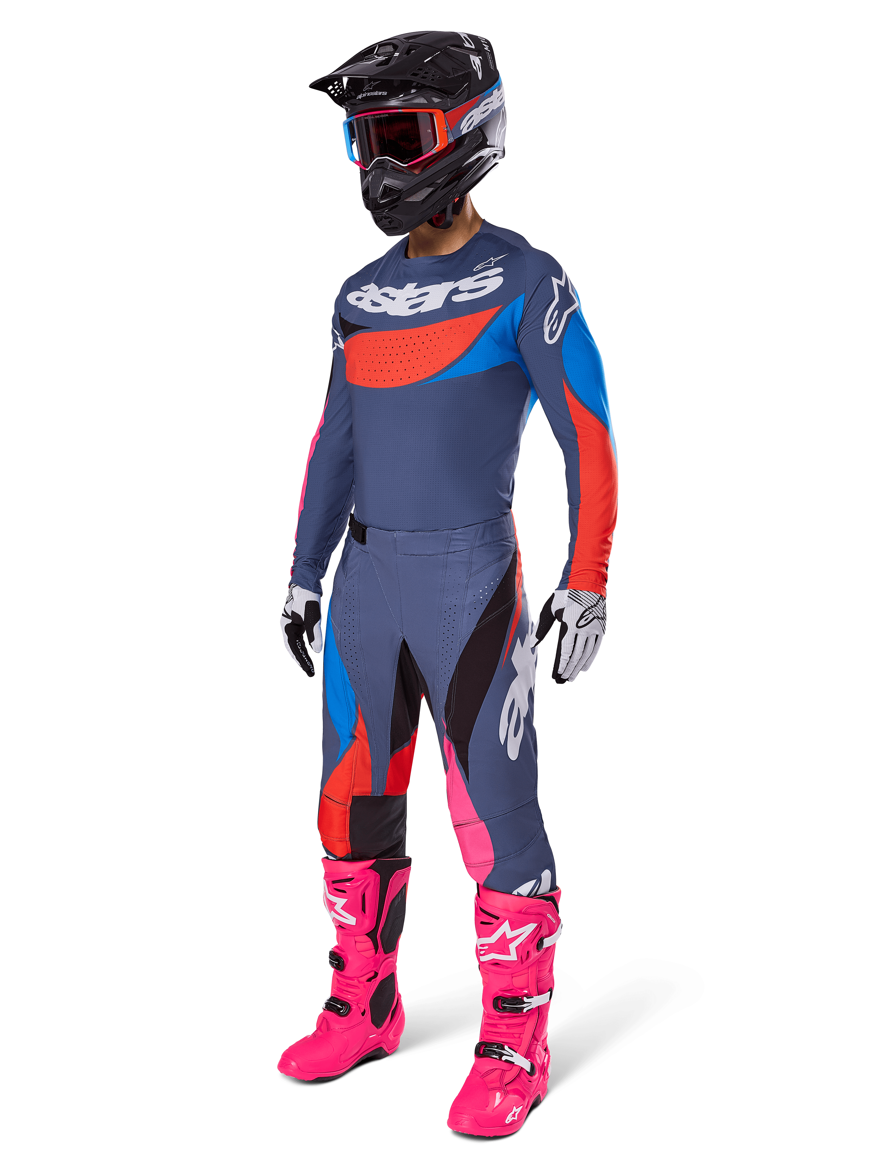 Alpinestars 2025 Techstar Dreem Motocross-Ausrüstungsset, komplette Offroad-Rennausrüstung mit grau-blauem Jersey und roten Akzenten, passende Hose mit pinken Highlights, schwarzer Helm, leuchtend pinke Stiefel und weiß-schwarze Handschuhe
