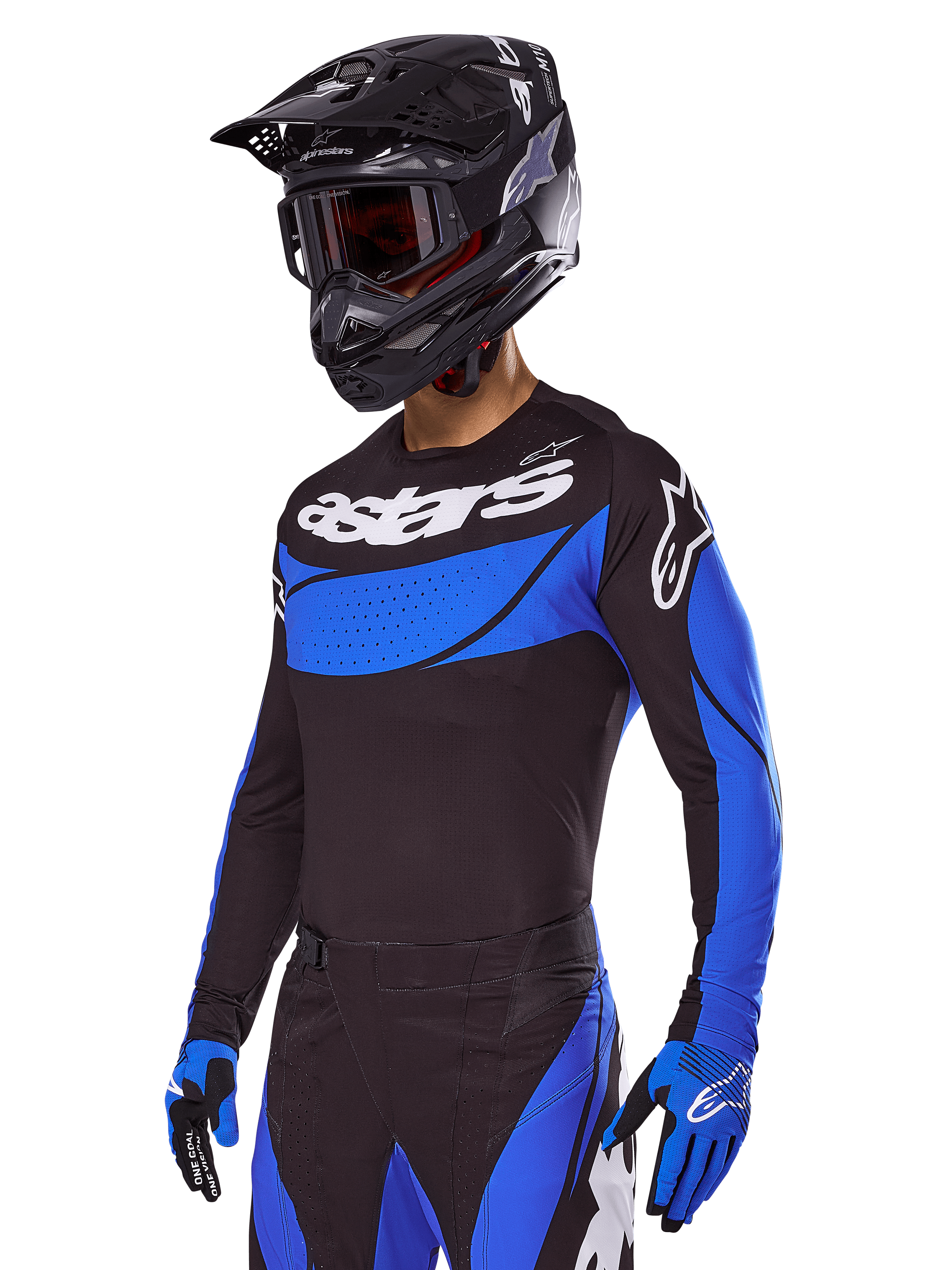 Pilote de motocross portant la tenue Alpinestars Techstar Dreem 2025, maillot noir avec empiècements bleus au style perforé et logos blancs, pantalon noir et bleu assorti, casque de course noir et gants bleus, tenue de performance coordonnée pour le motocross tout-terrain.