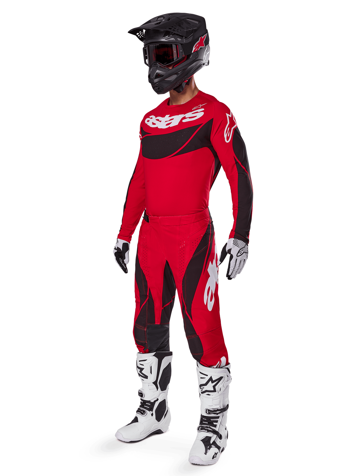 Totaalbeeld van een motorcrossrijder in de 2025 Techstar Dreem Gear Set in felrood en zwart, bestaande uit een performance jersey met witte branding, bijpassende stretch ripstop broek, zwarte helm met rood vizier, wit-zwarte handschoenen en witte Tech-laarzen; een gespecialiseerde race-outfit voor off-road competities.