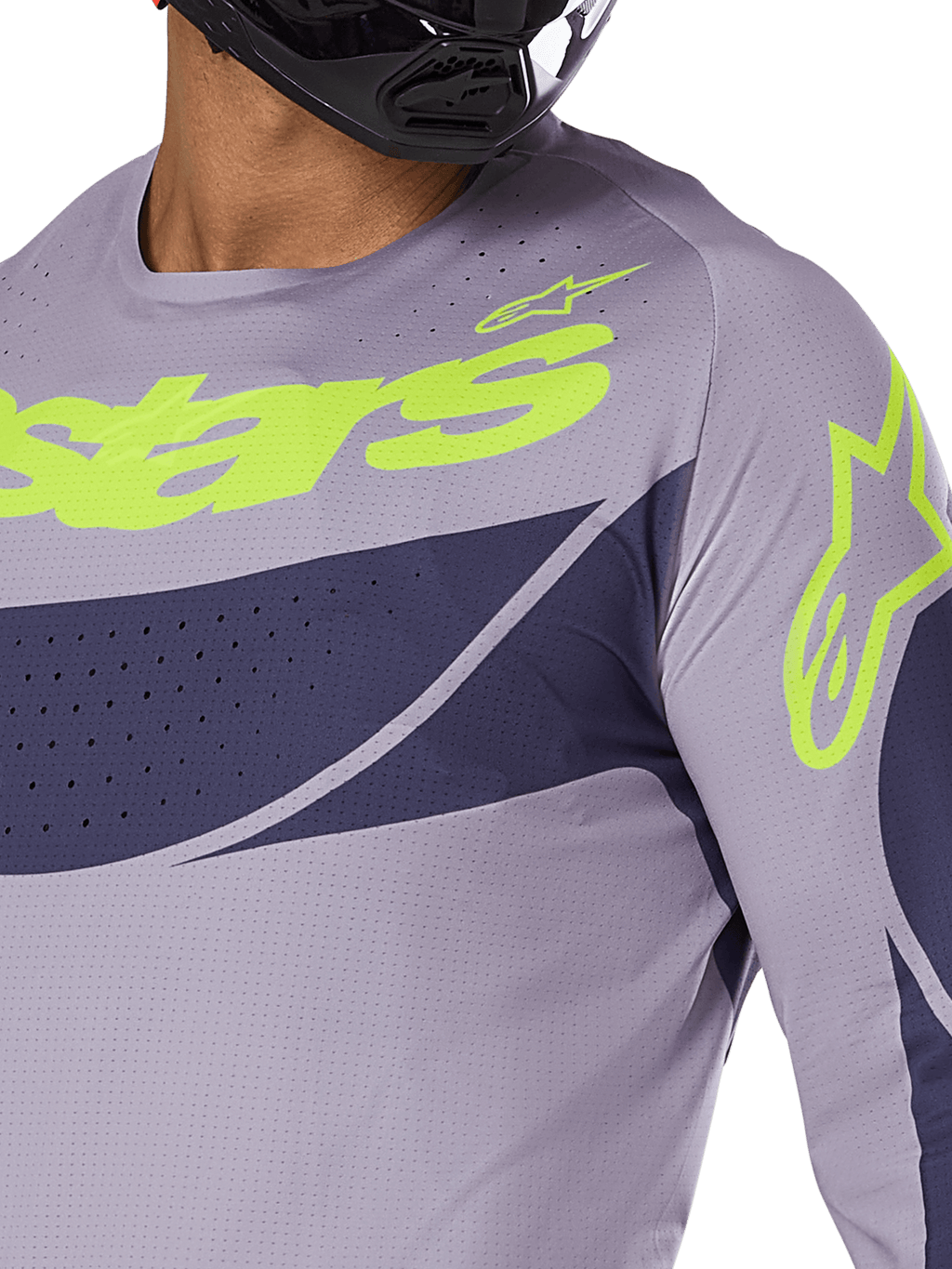 Alpinestars 2025 Techstar Dreem Jersey, Motocross-Jersey, Grau und Navy-Blau mit leuchtend lindgrünem Logo, Nahaufnahme eines Fahrers mit schwarzem Helm, mit lasergeschnittenen Perforationen zur Belüftung