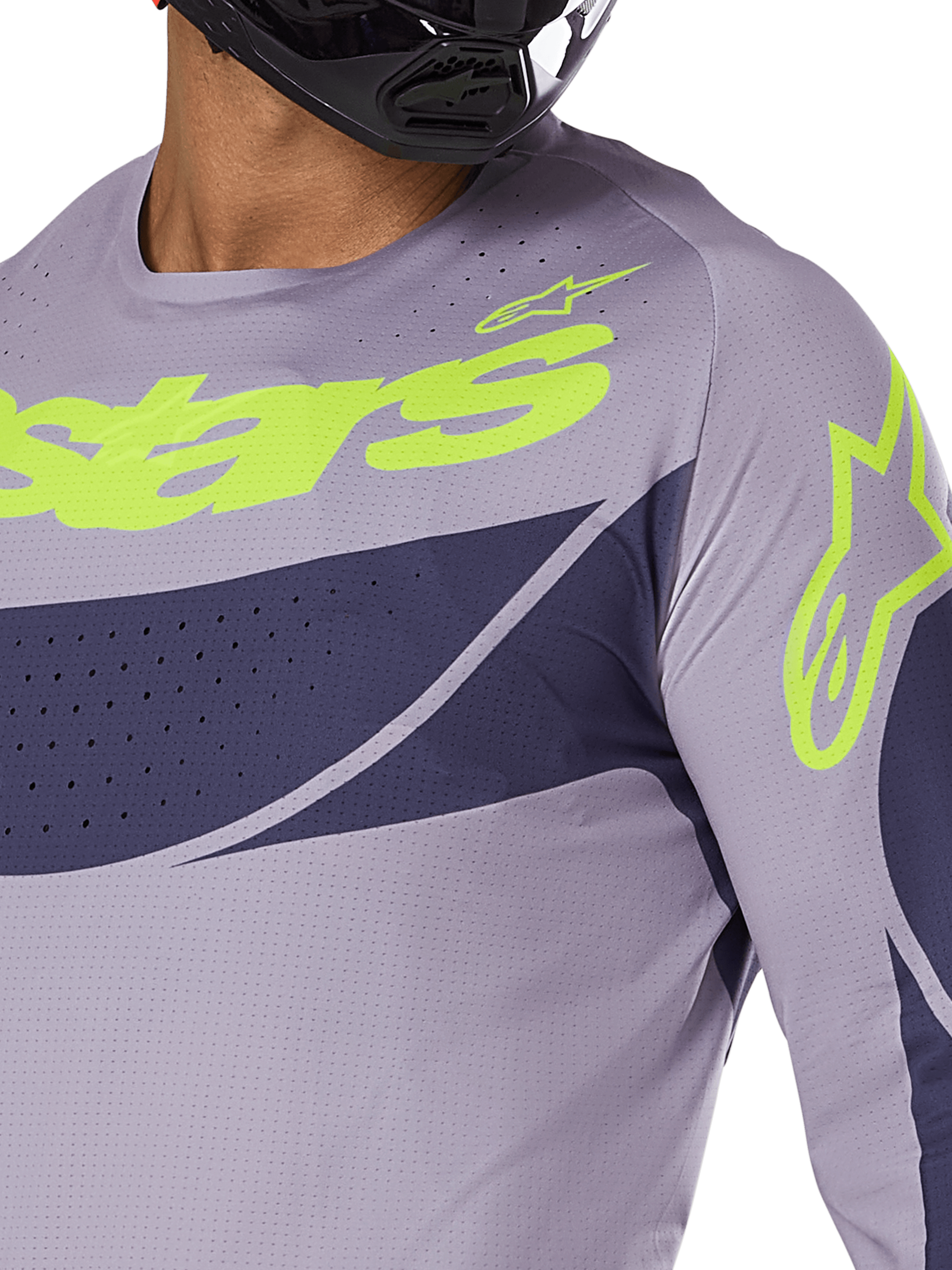 Alpinestars 2025 Techstar Dreem Jersey, Motocross-Jersey, Grau und Navy-Blau mit leuchtend lindgrünem Logo, Nahaufnahme eines Fahrers mit schwarzem Helm, mit lasergeschnittenen Perforationen zur Belüftung